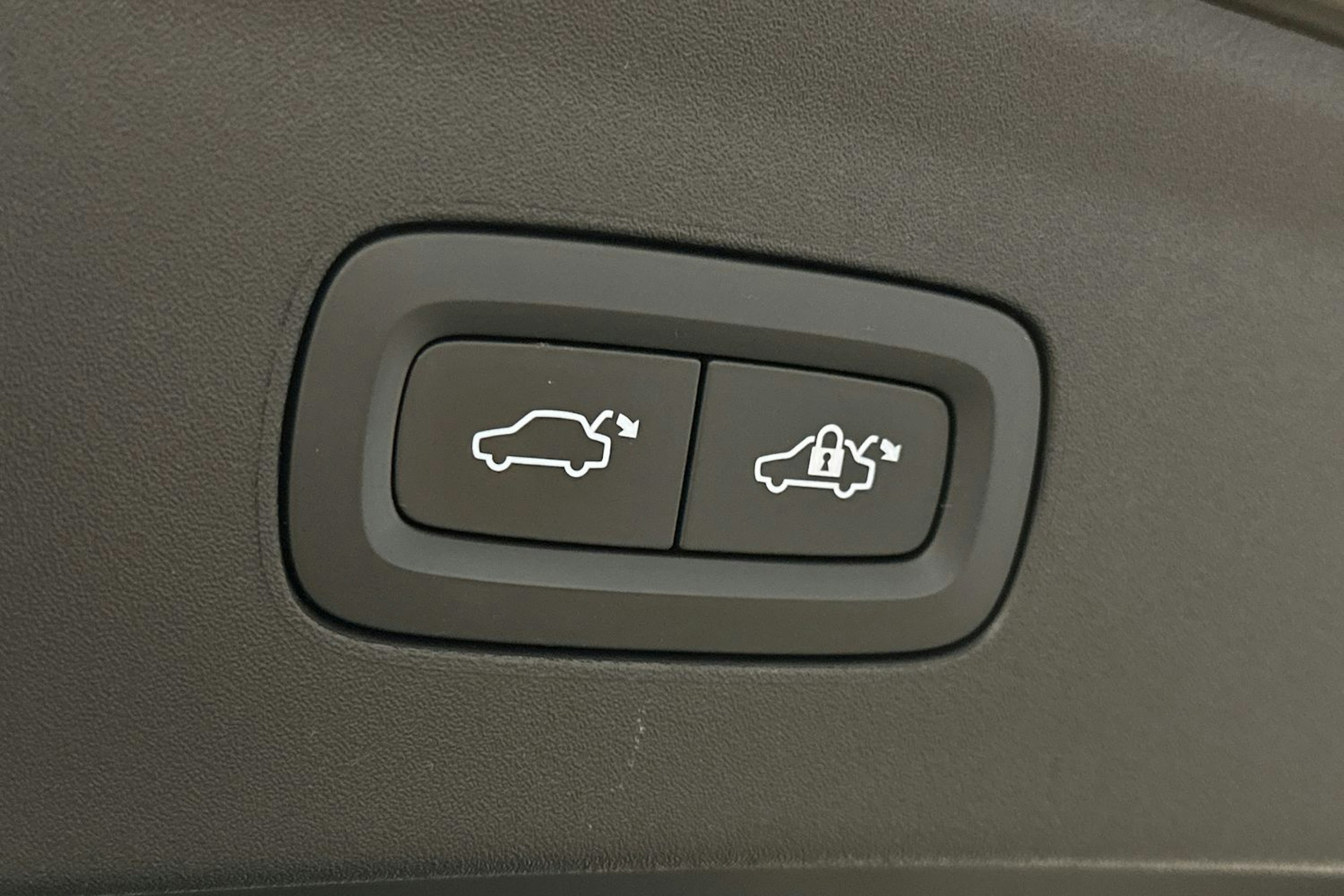 harmaa Polestar 2 2022 kuva 19.
