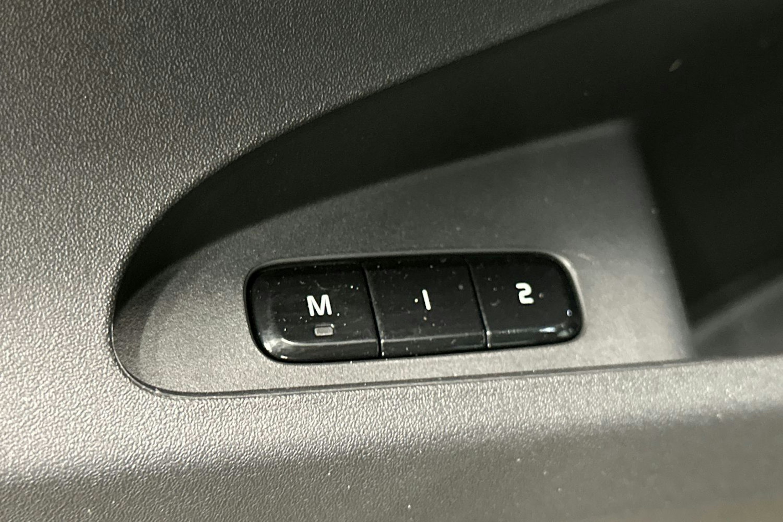 harmaa Polestar 2 2022 kuva 29.