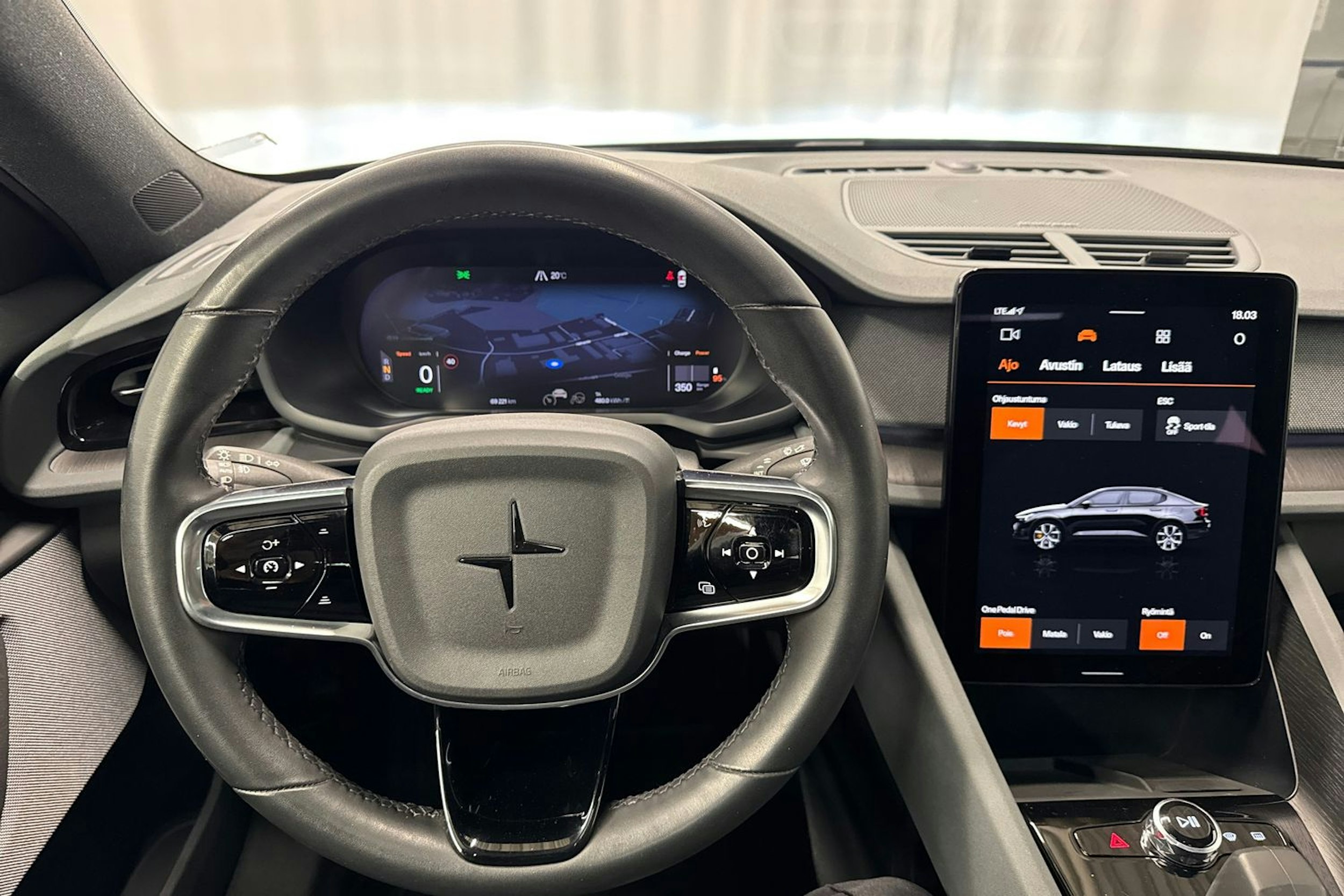 musta Polestar 2 2022 kuva 9.