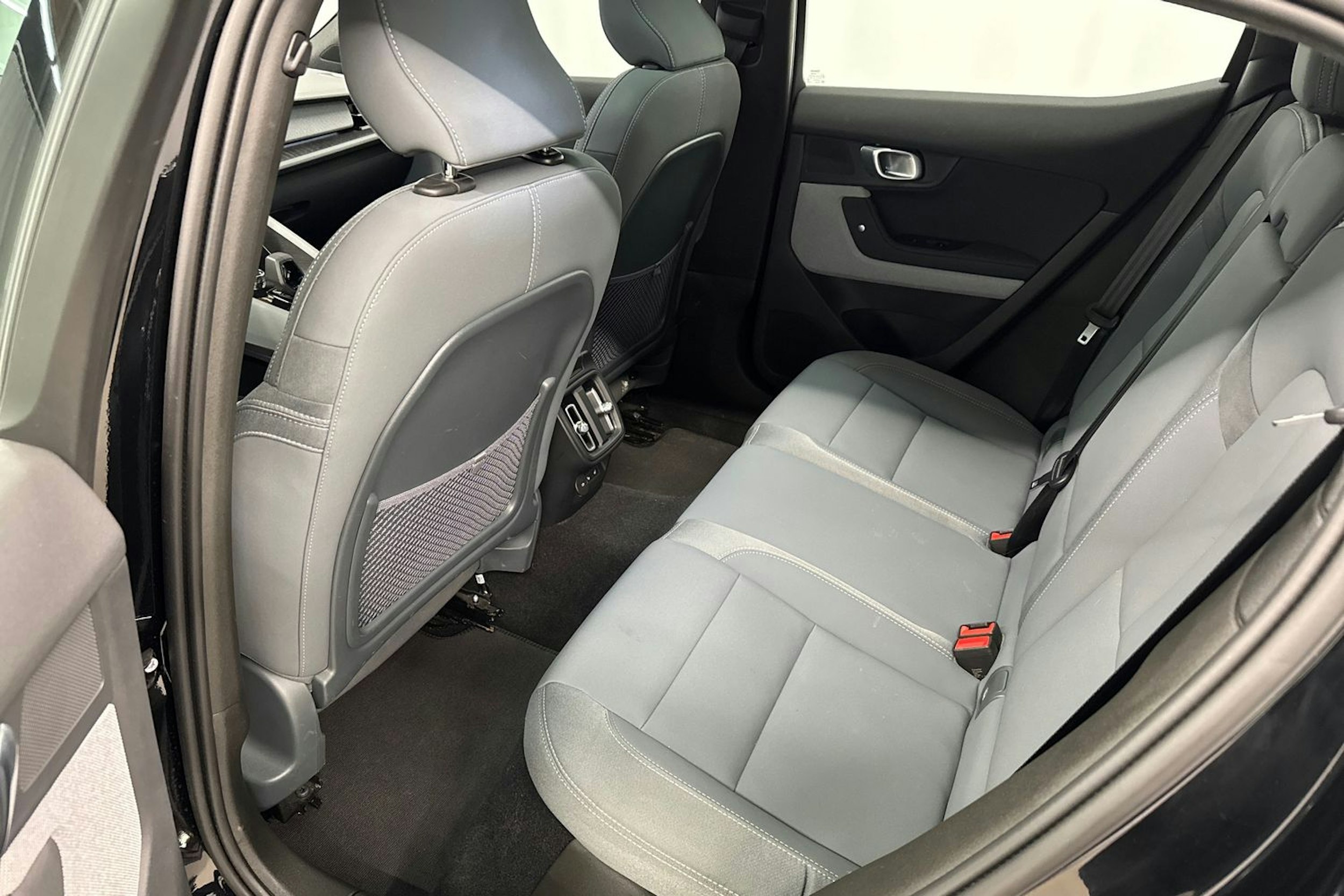 musta Polestar 2 2022 kuva 10.