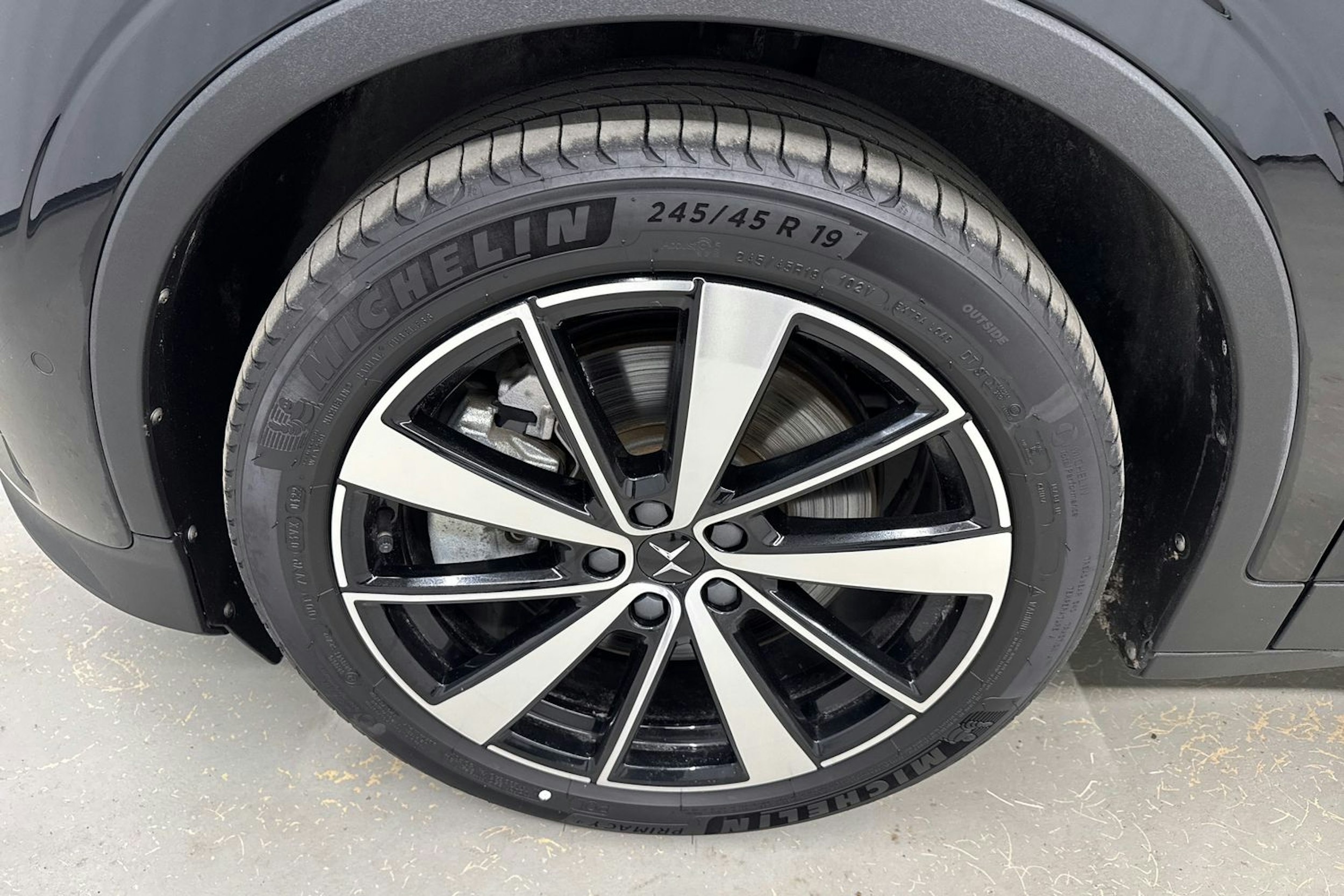 musta Polestar 2 2022 kuva 11.