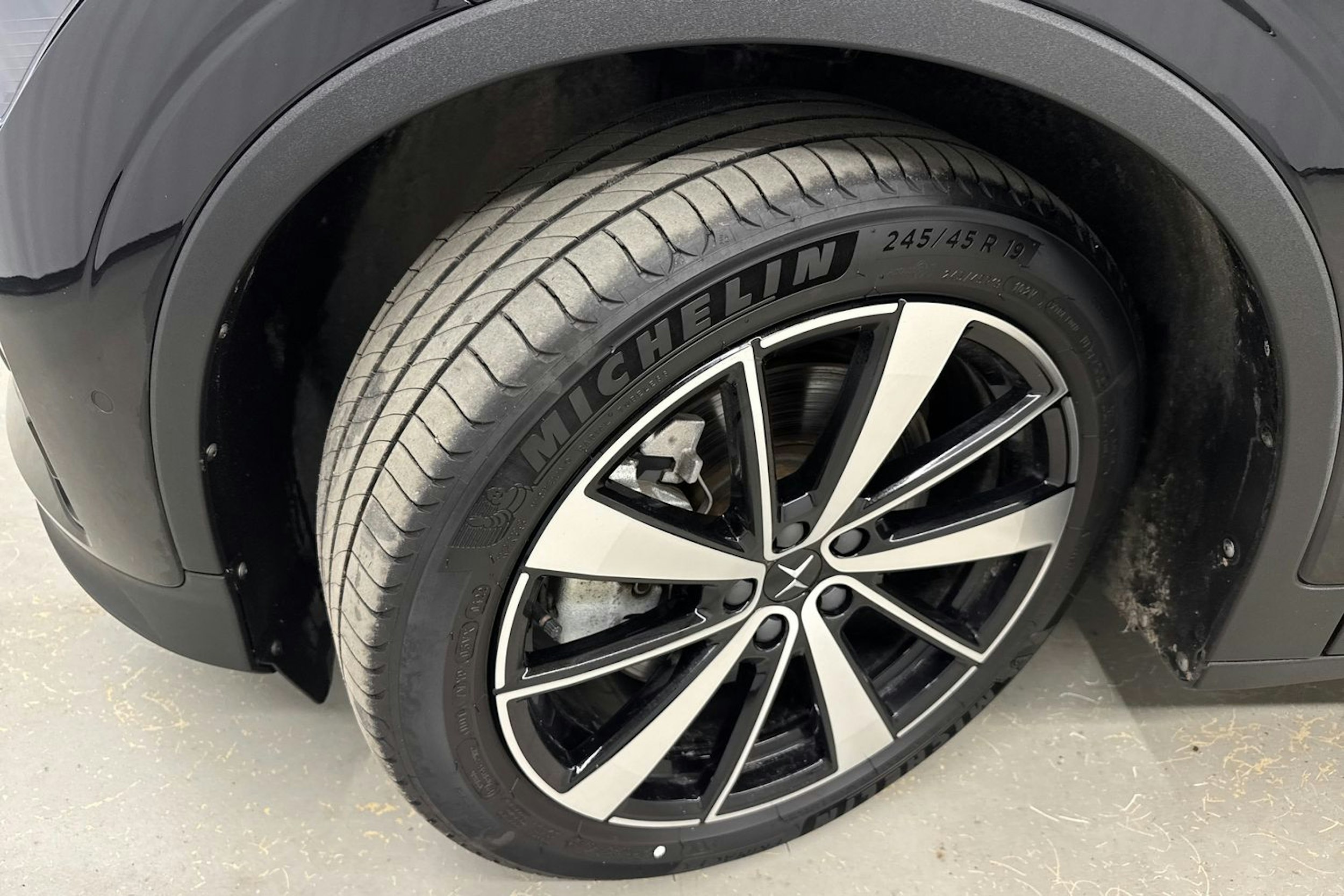 musta Polestar 2 2022 kuva 13.