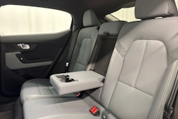 musta Polestar 2 2022 kuva 14.