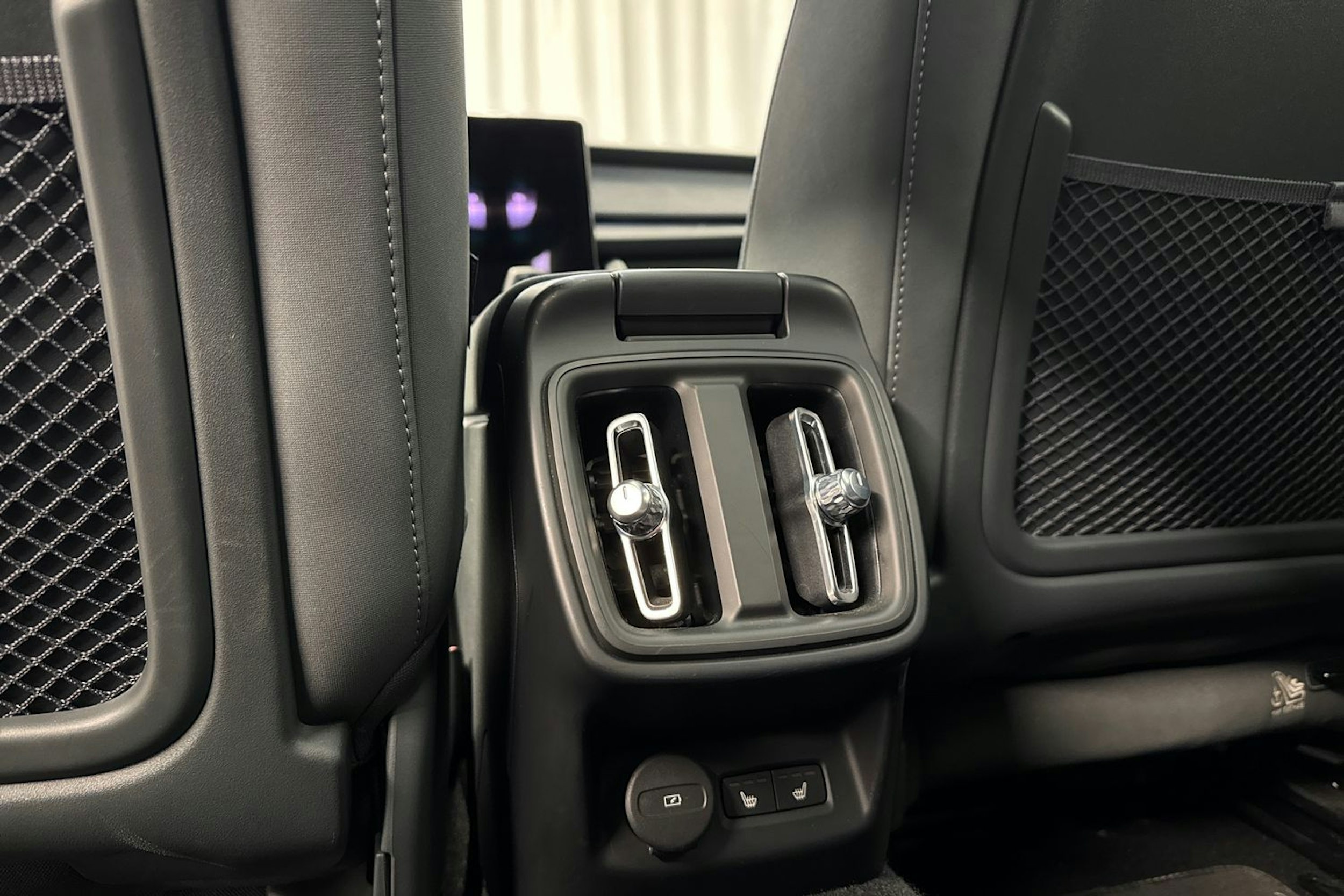 musta Polestar 2 2022 kuva 15.