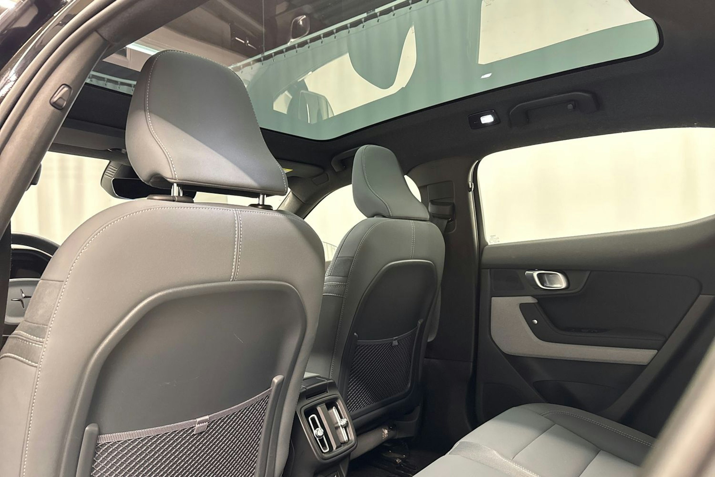 musta Polestar 2 2022 kuva 16.