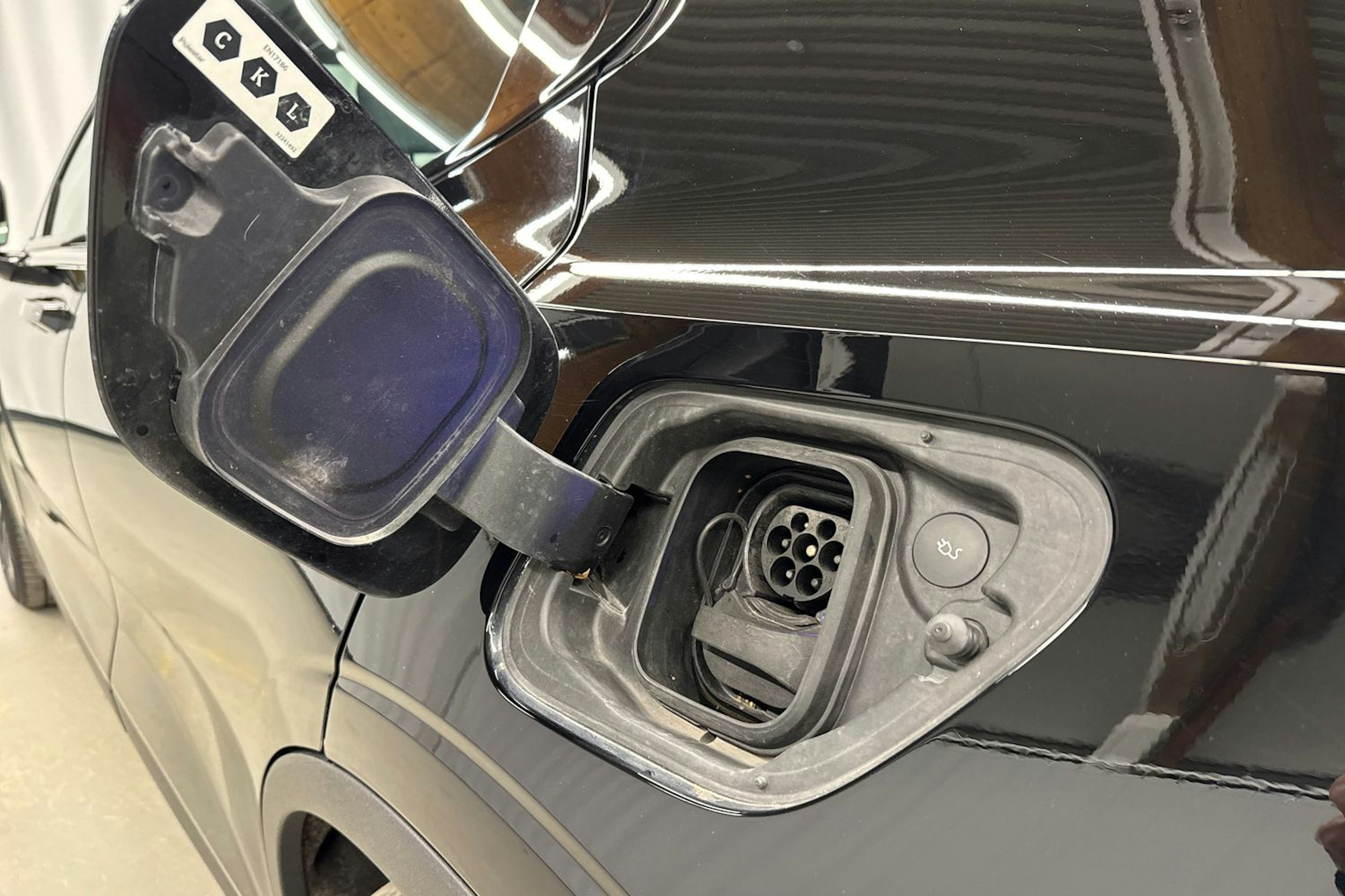 musta Polestar 2 2022 kuva 17.