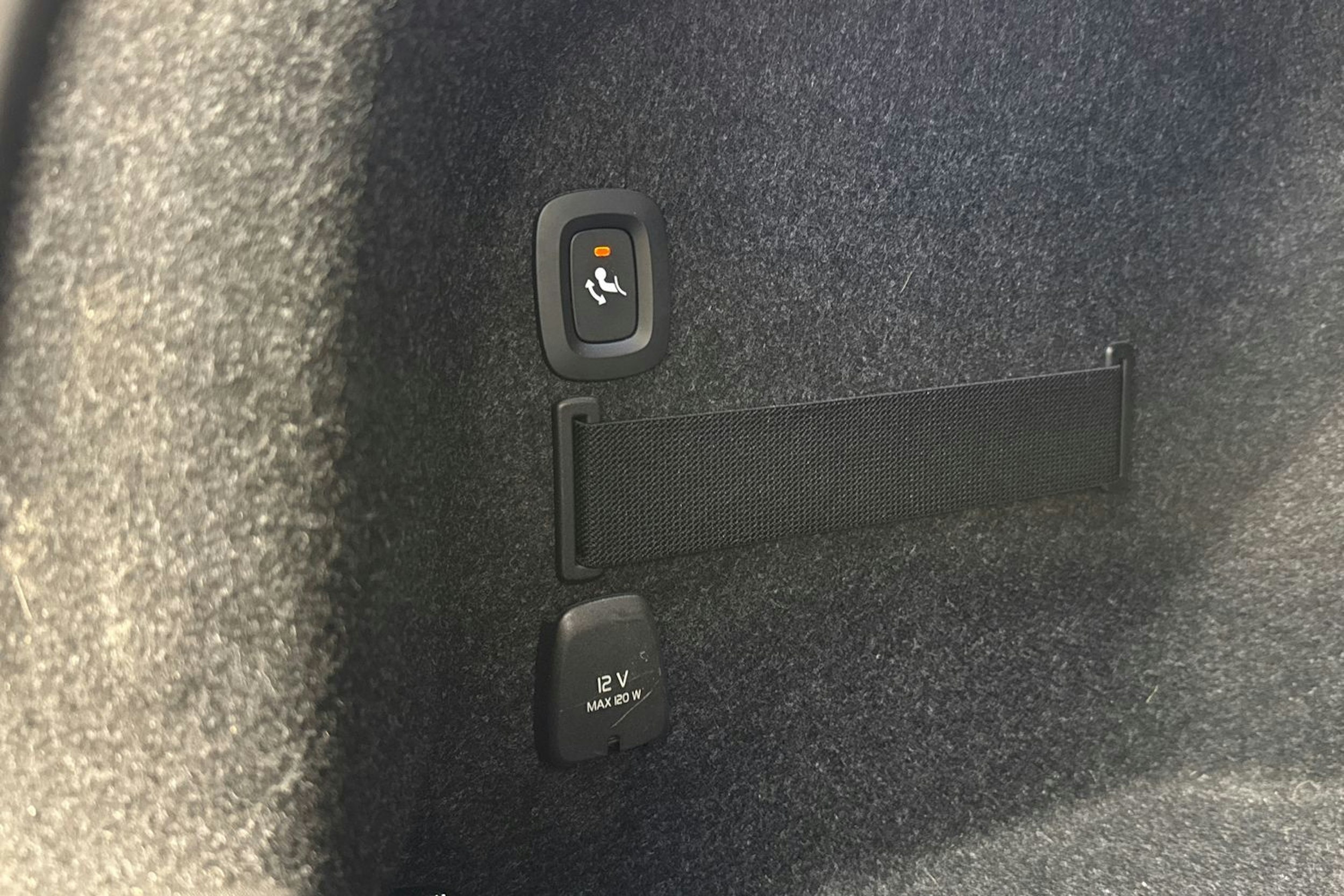 musta Polestar 2 2022 kuva 21.