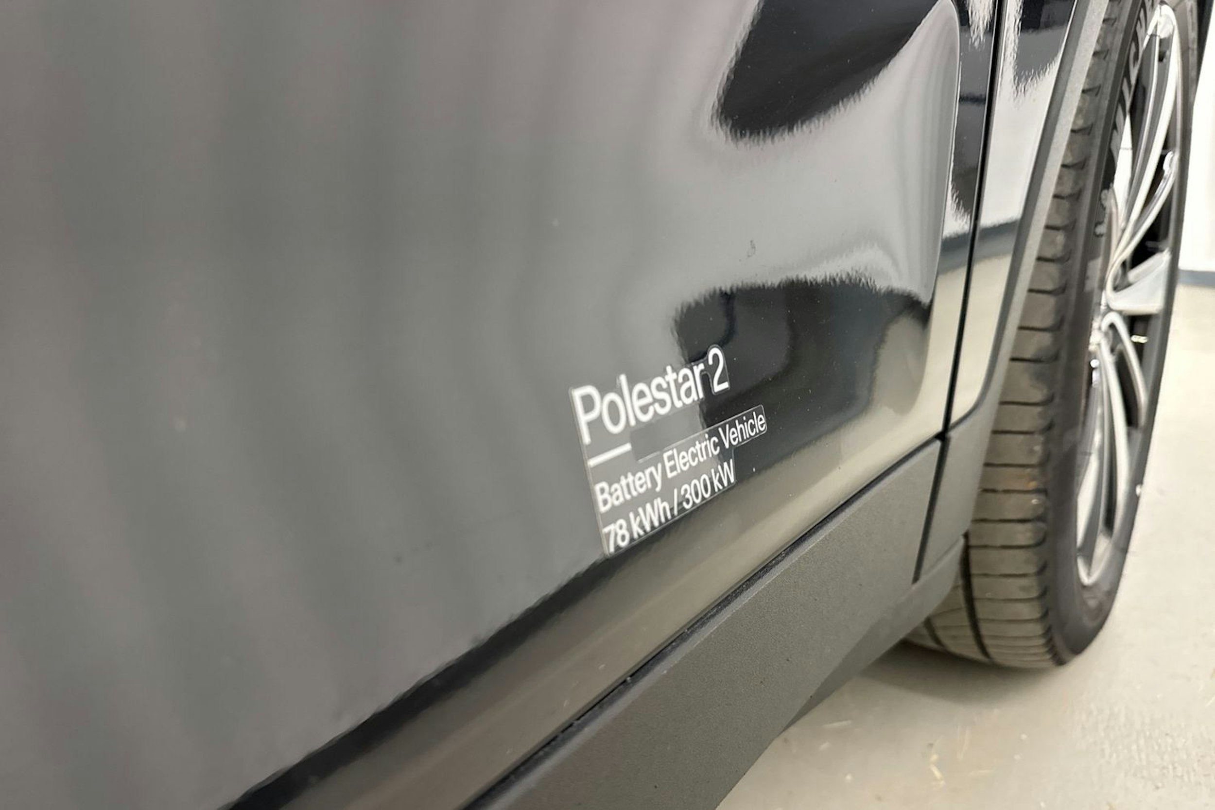 musta Polestar 2 2022 kuva 22.