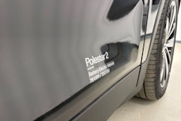 musta Polestar 2 2022 kuva 22.