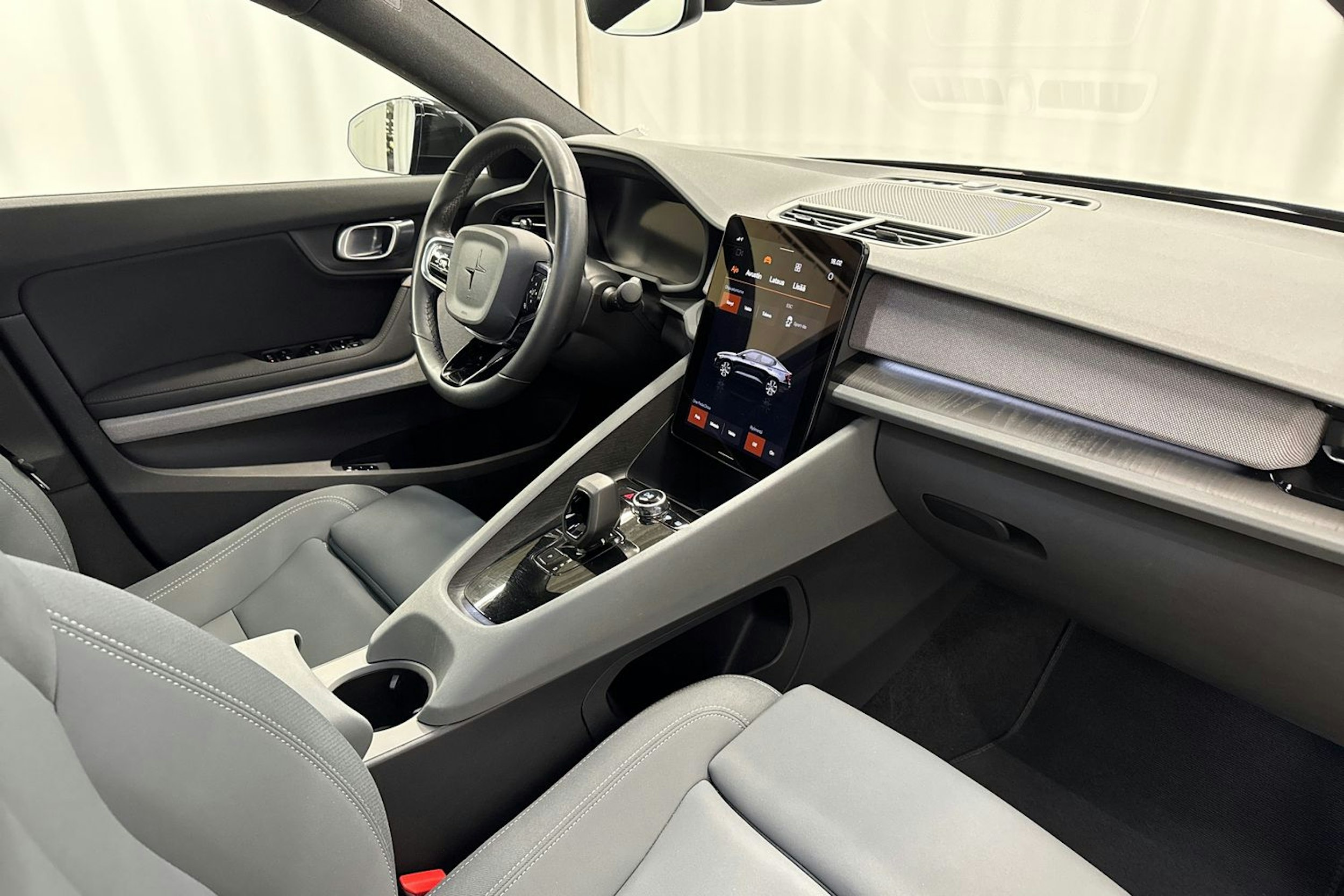 musta Polestar 2 2022 kuva 23.
