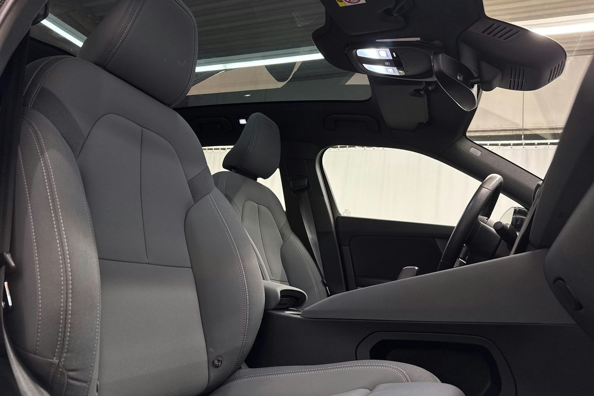 musta Polestar 2 2022 kuva 24.