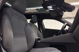 musta Polestar 2 2022 kuva 24.