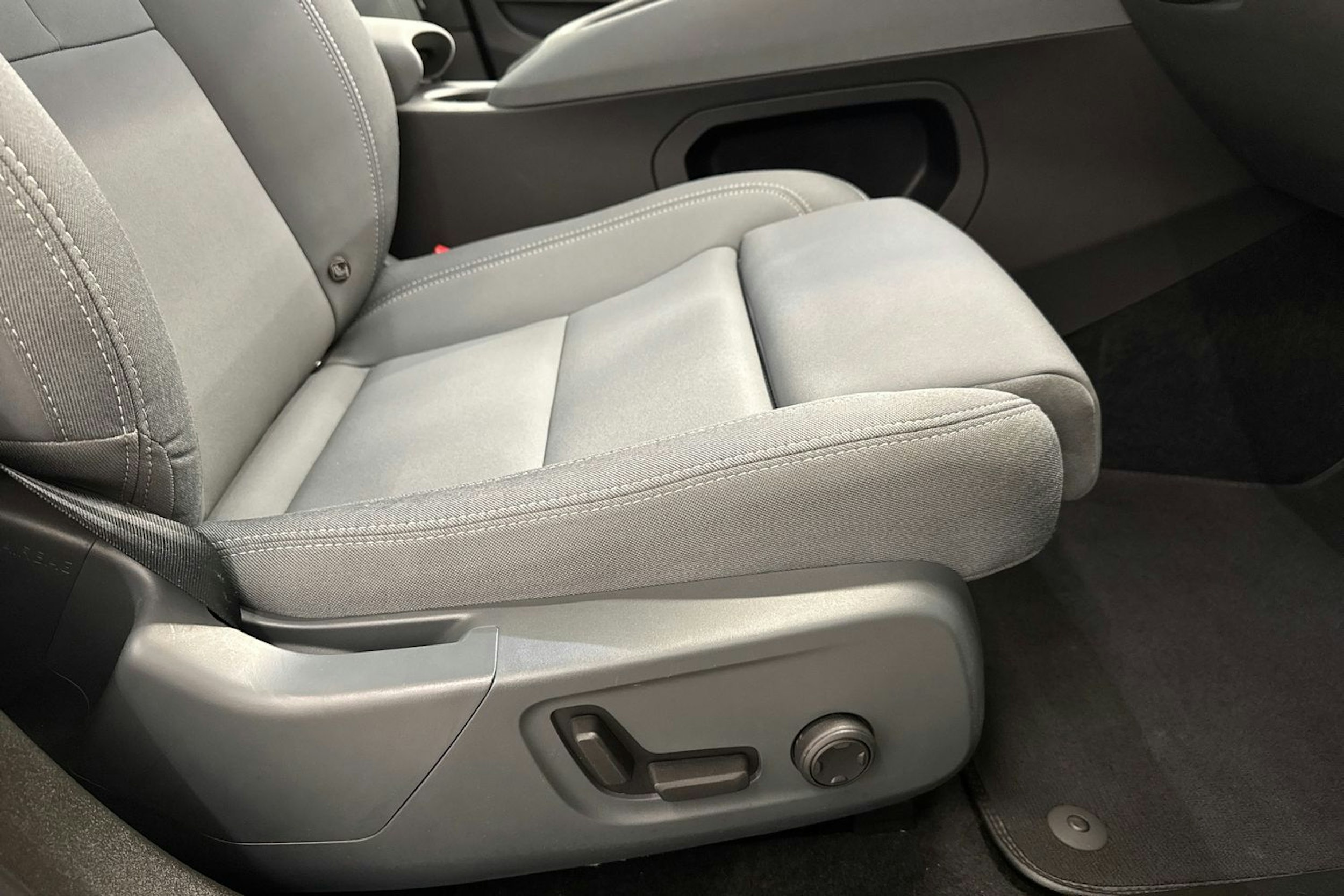 musta Polestar 2 2022 kuva 25.