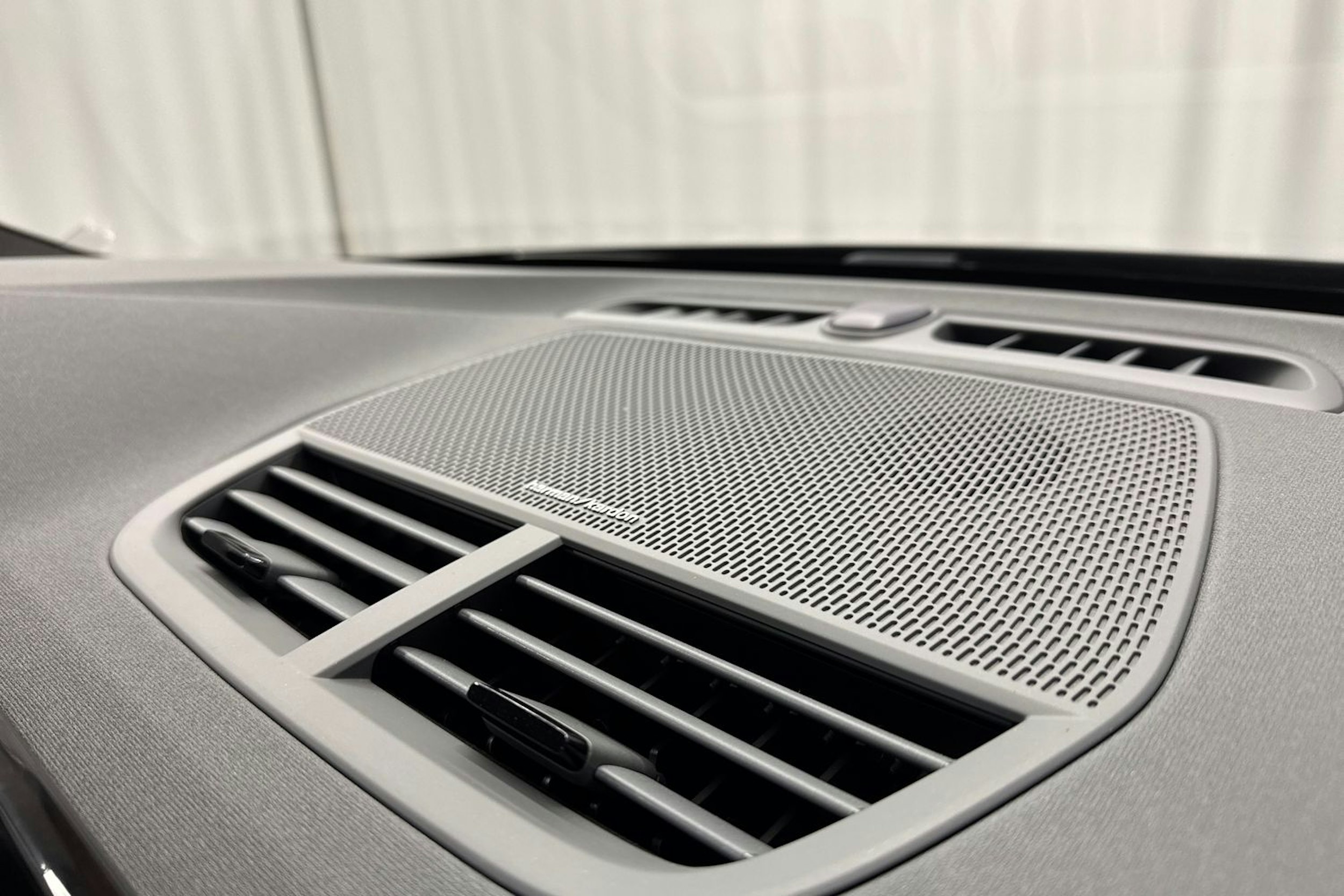 musta Polestar 2 2022 kuva 26.