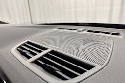 musta Polestar 2 2022 kuva 26.