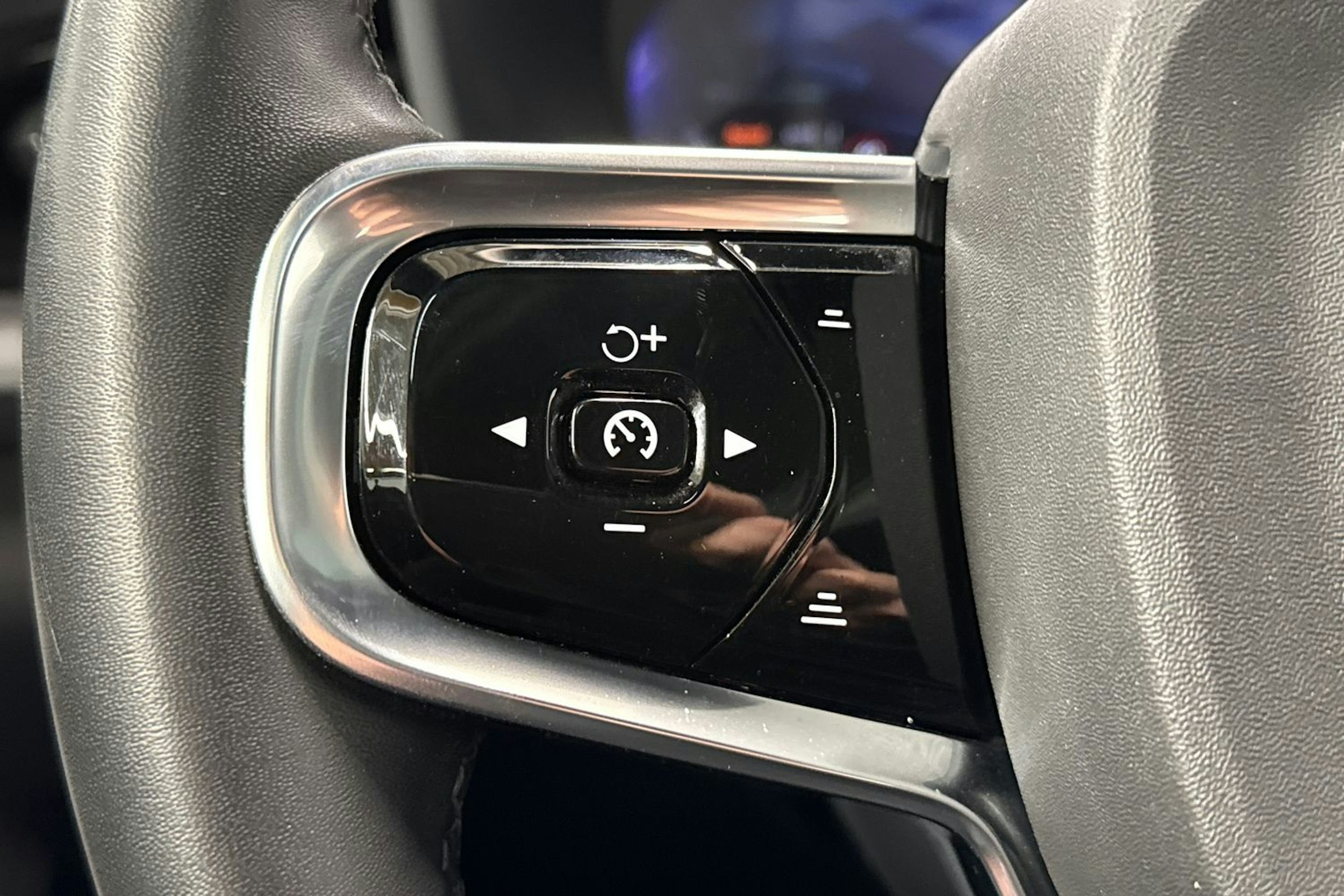 musta Polestar 2 2022 kuva 28.