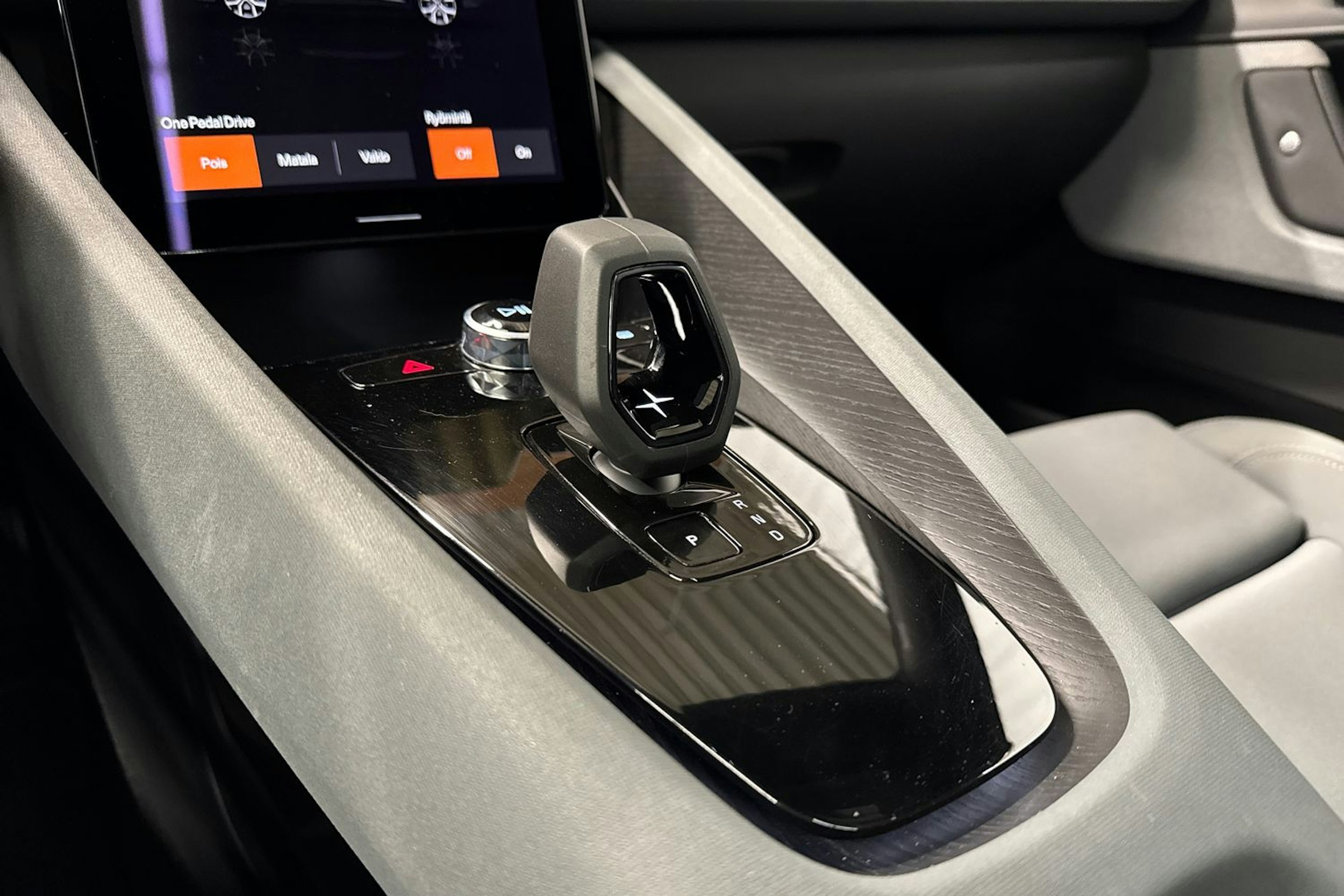 musta Polestar 2 2022 kuva 32.