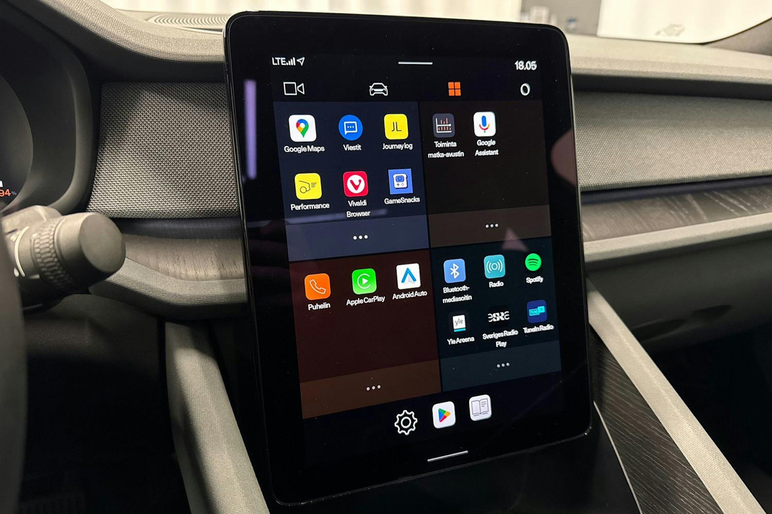 musta Polestar 2 2022 kuva 33.