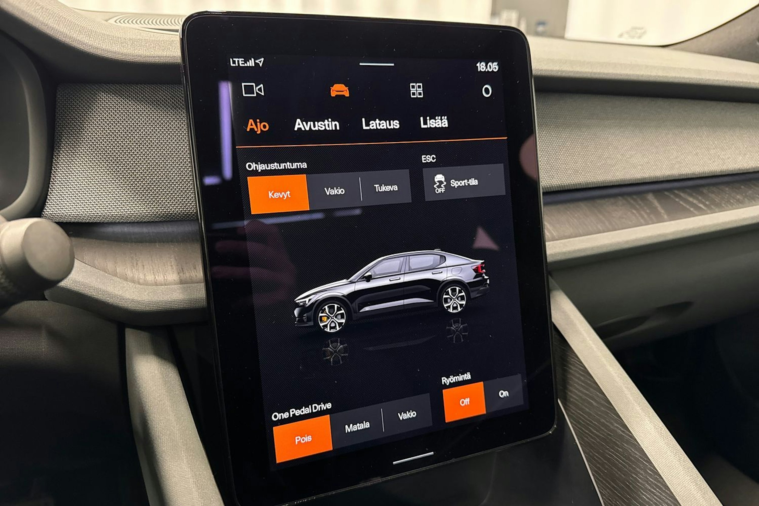 musta Polestar 2 2022 kuva 34.