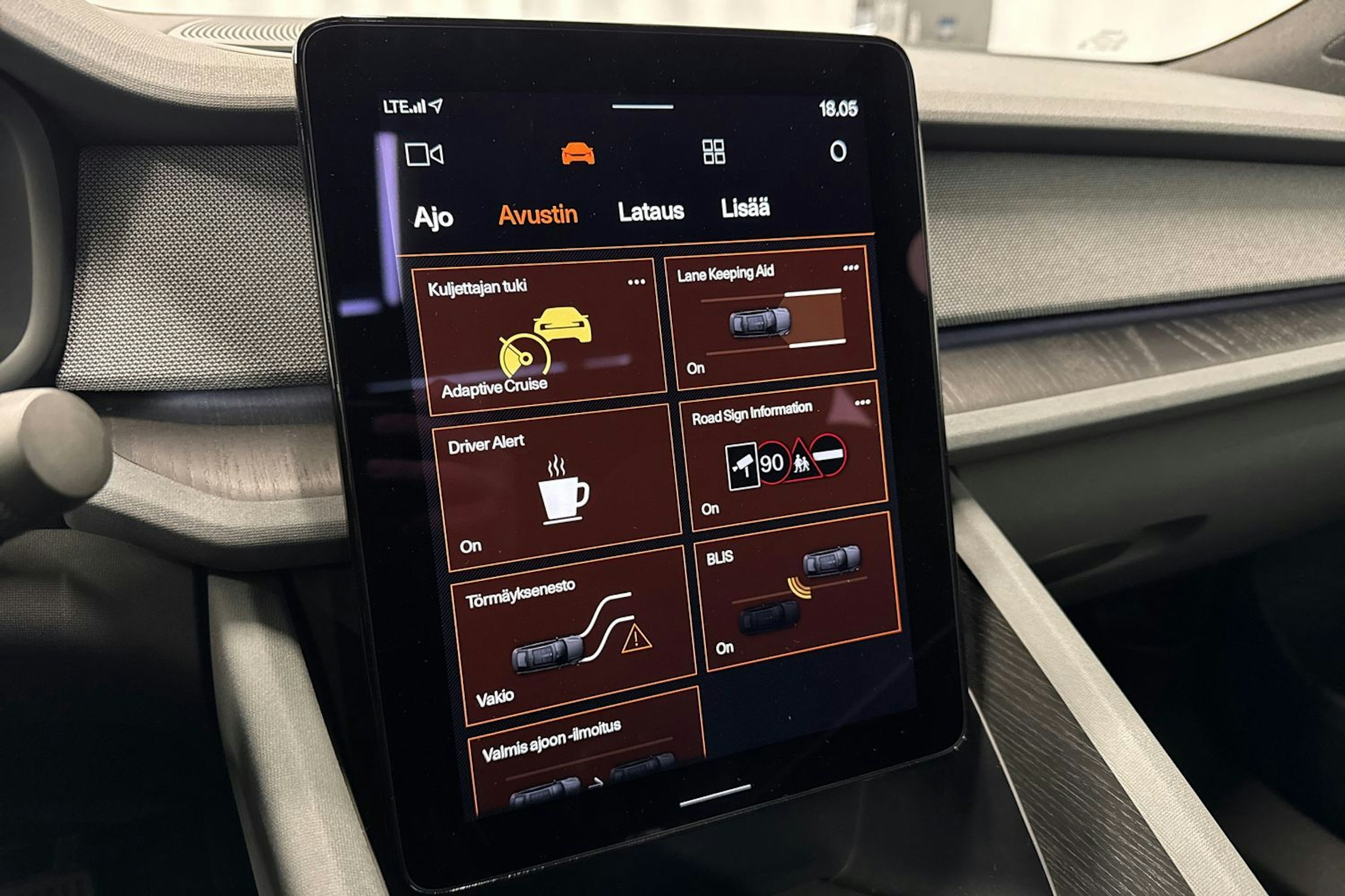 musta Polestar 2 2022 kuva 35.