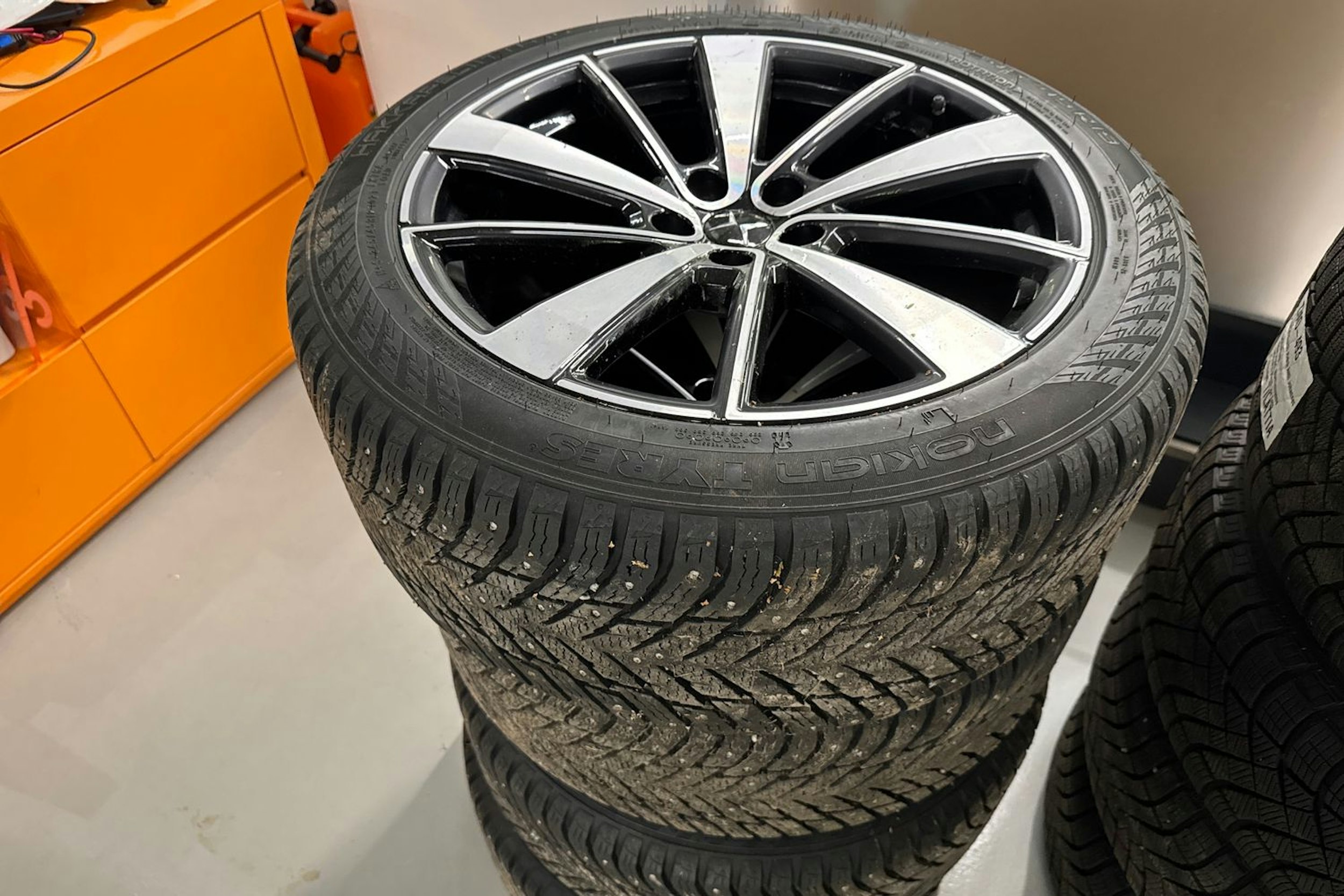 musta Polestar 2 2022 kuva 43.