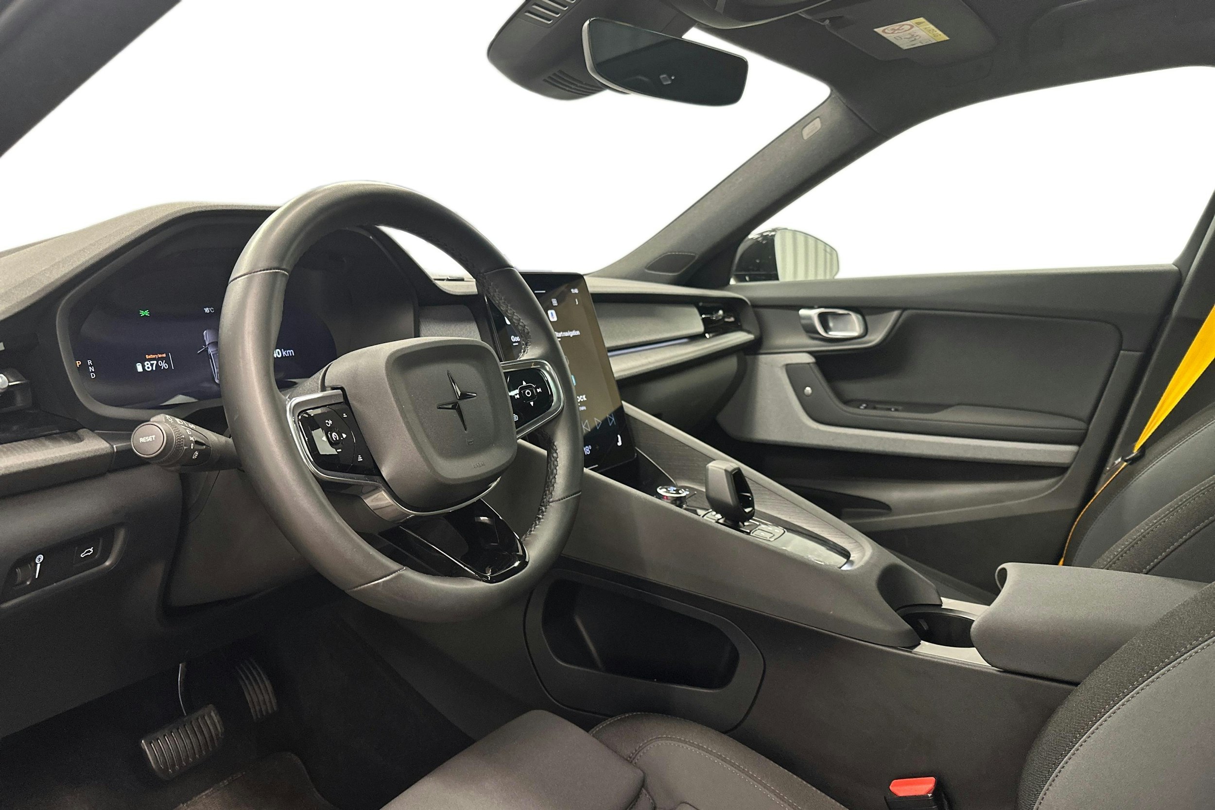 musta Polestar 2 2022 kuva 6.