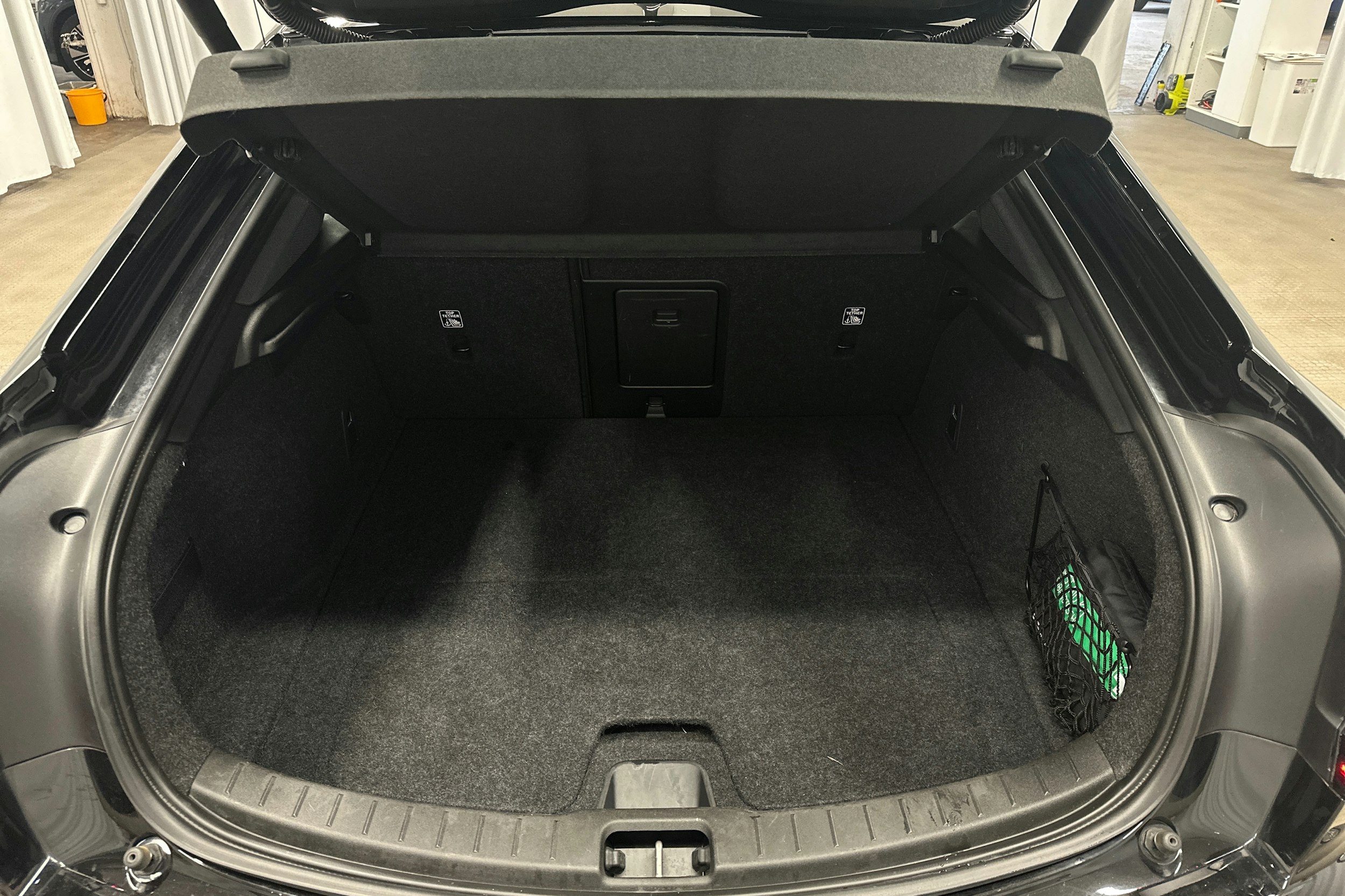 musta Polestar 2 2022 kuva 11.