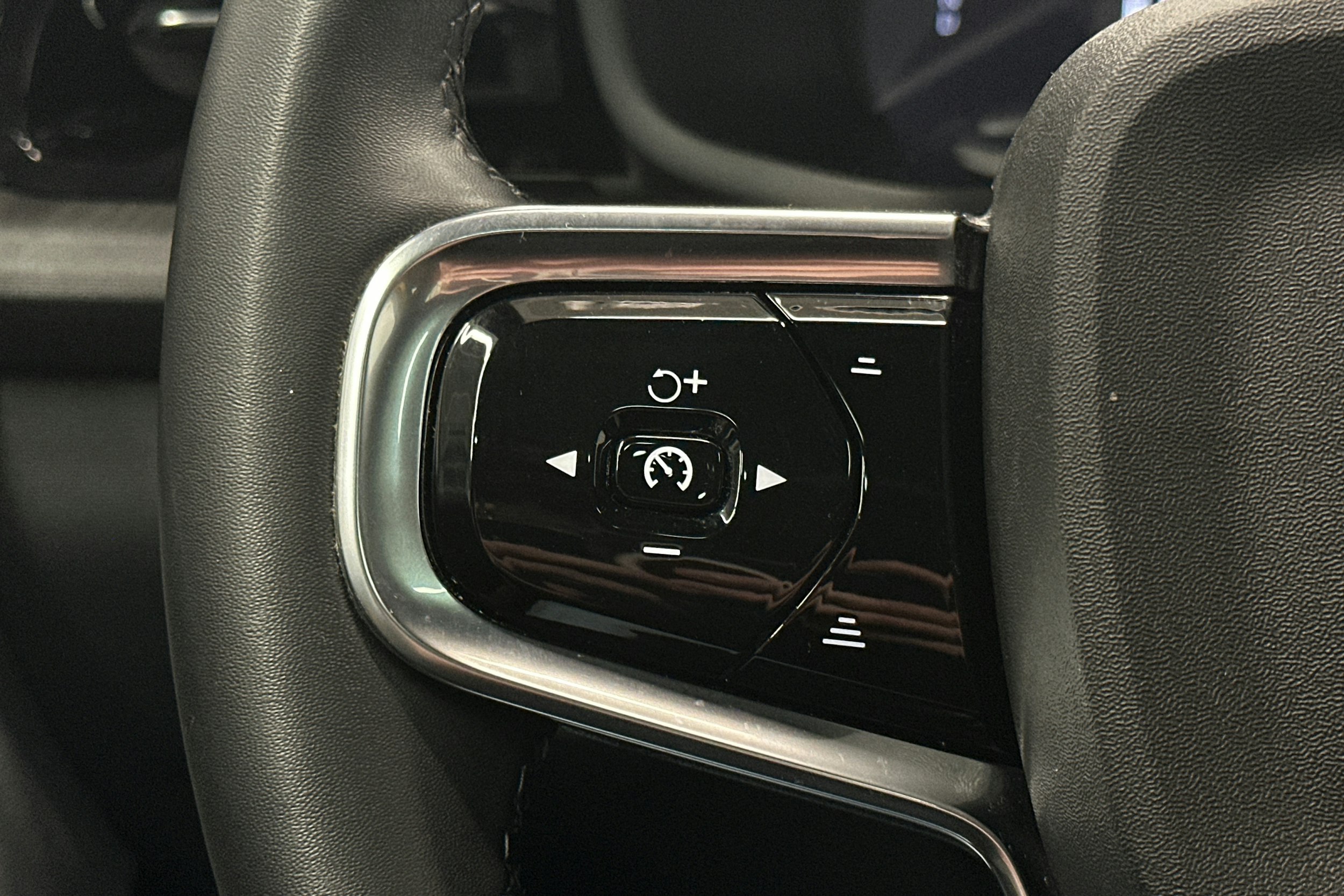 musta Polestar 2 2022 kuva 19.