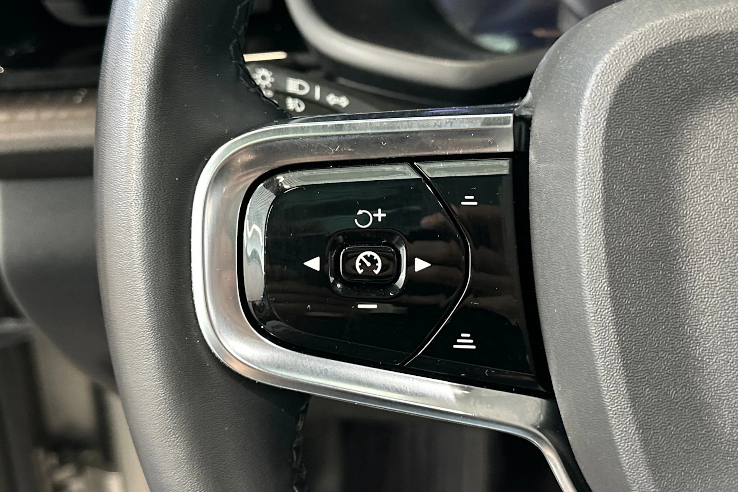 harmaa Polestar 2 2022 kuva 17.