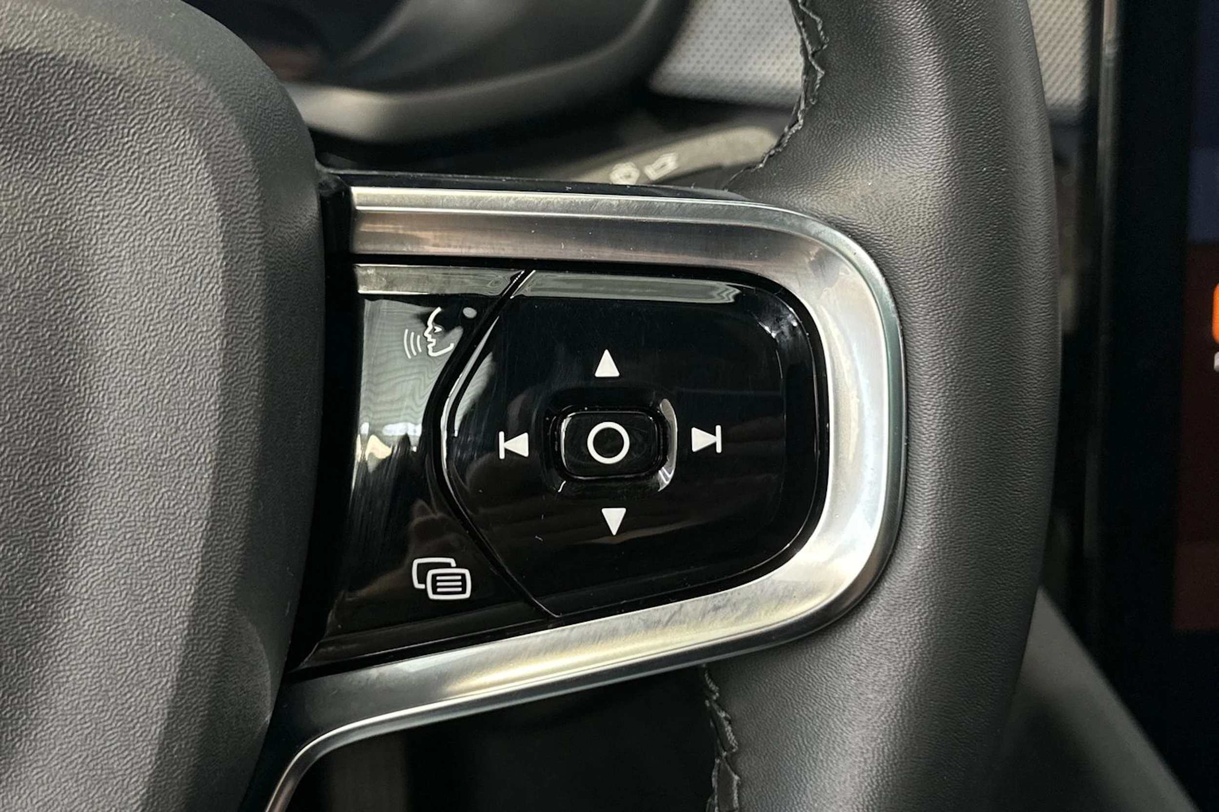 harmaa Polestar 2 2022 kuva 18.