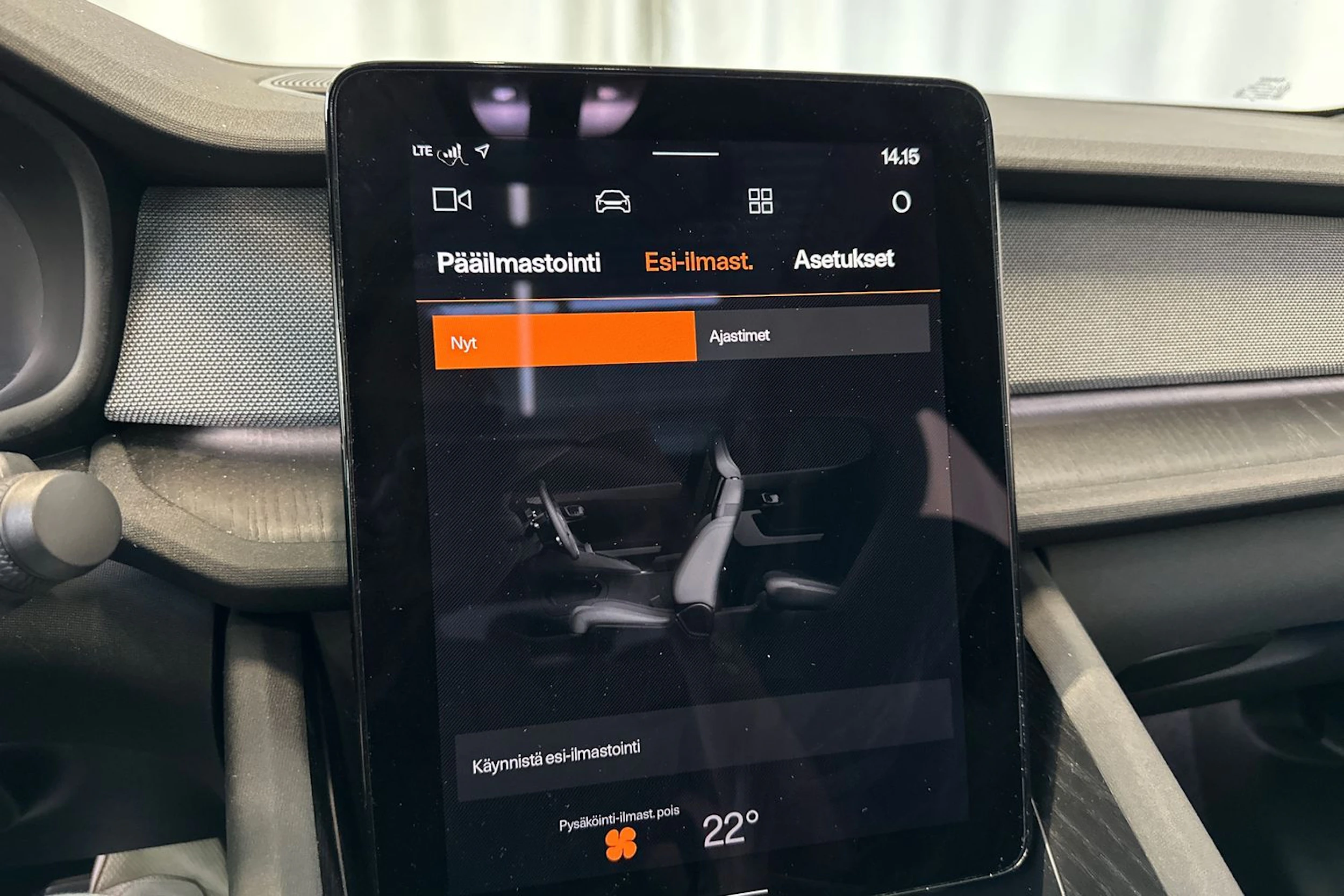 harmaa Polestar 2 2022 kuva 24.