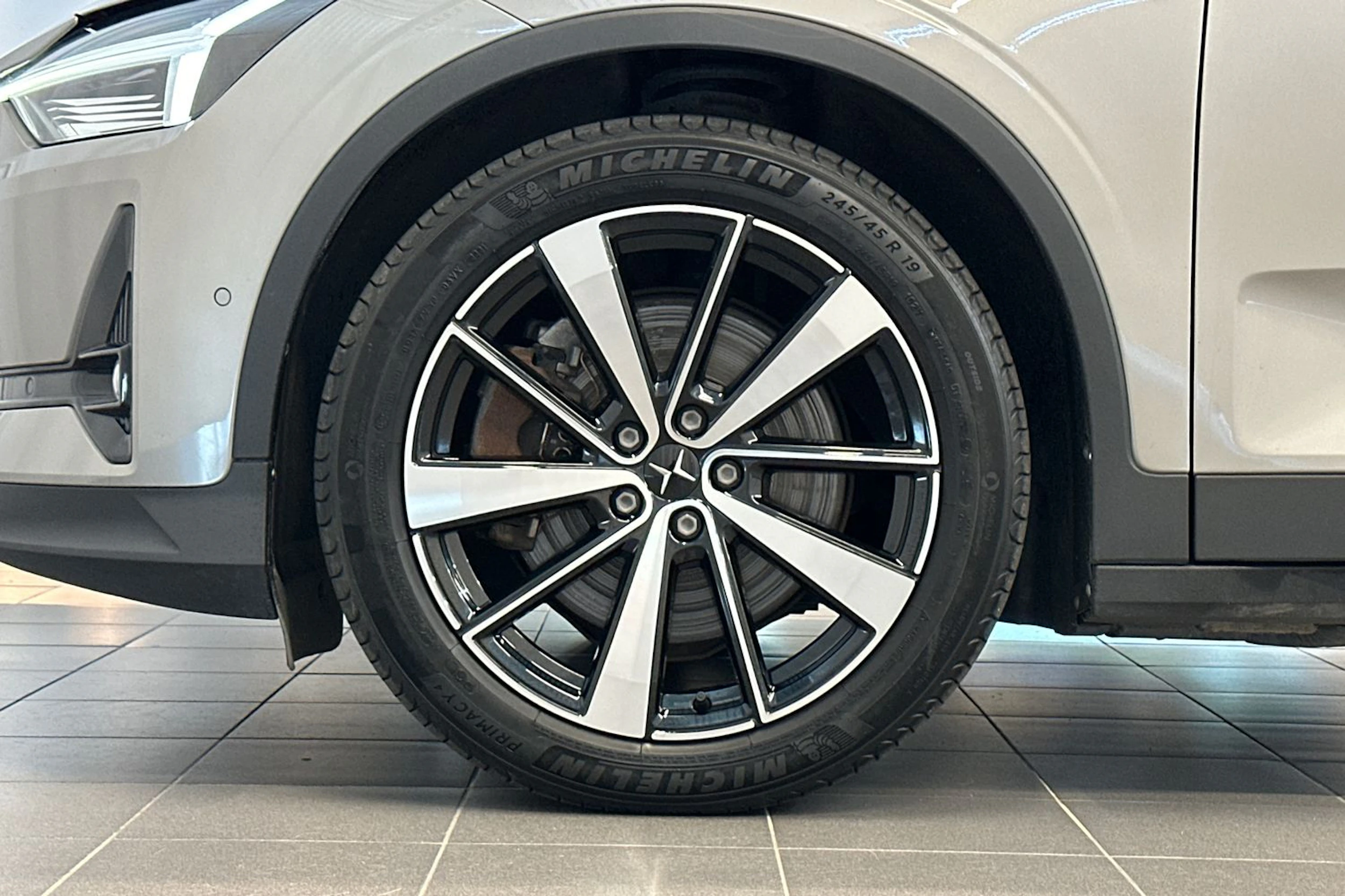 harmaa Polestar 2 2022 kuva 25.