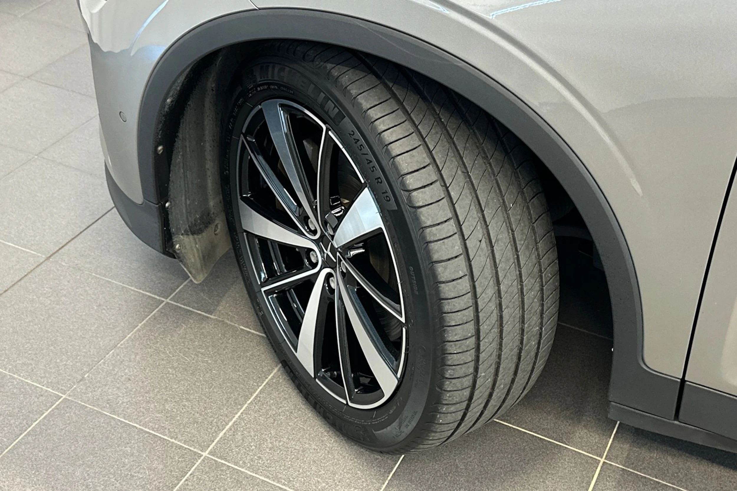 harmaa Polestar 2 2022 kuva 26.