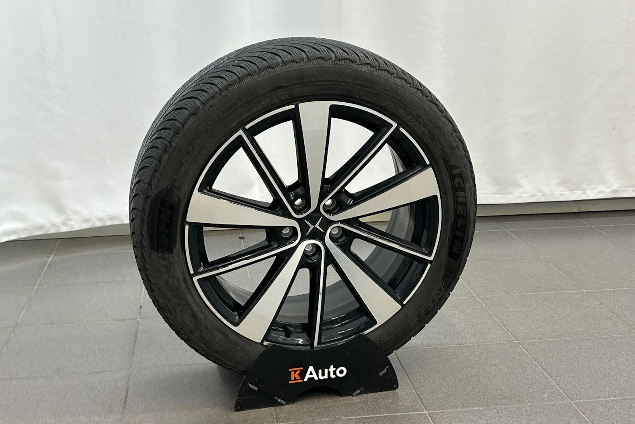 harmaa Polestar 2 2022 kuva 27.