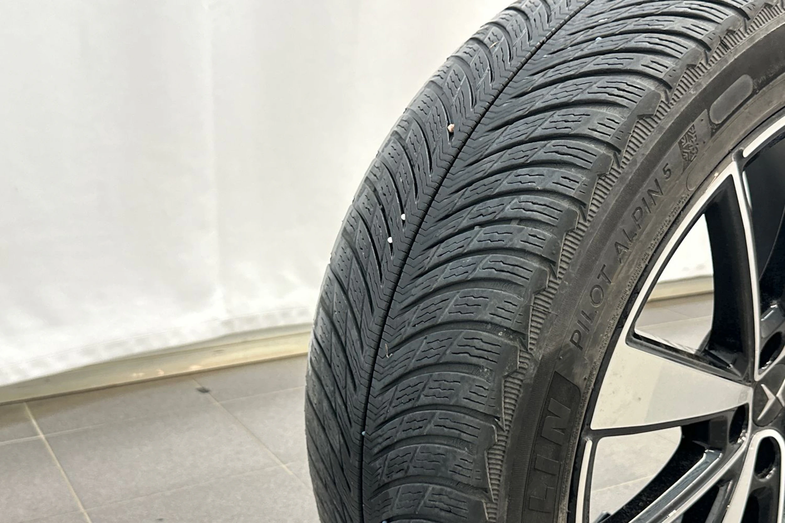 harmaa Polestar 2 2022 kuva 28.