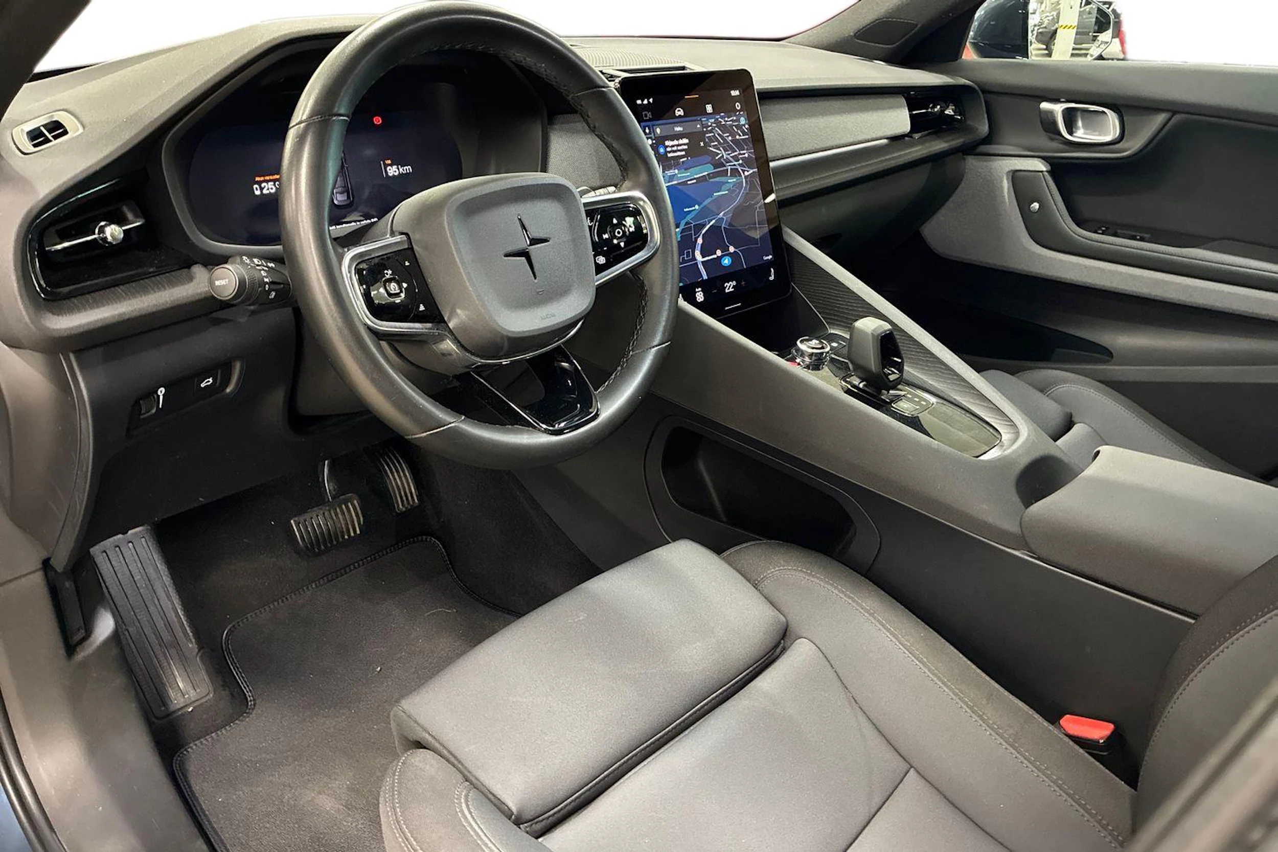 sininen Polestar 2 2022 kuva 6.