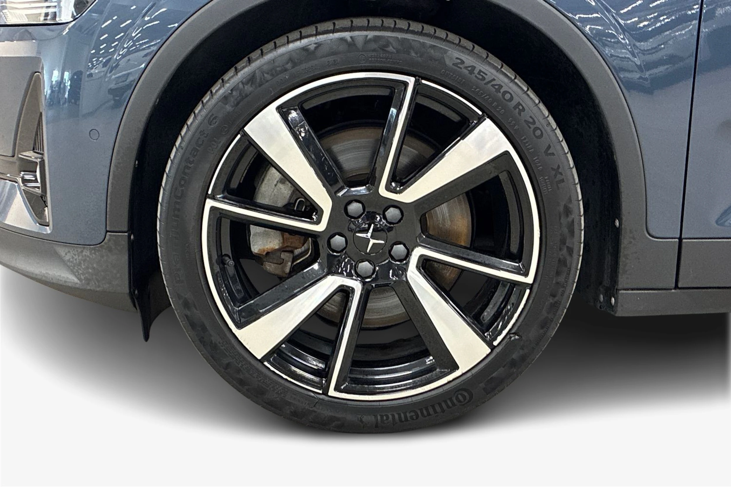 sininen Polestar 2 2022 kuva 9.