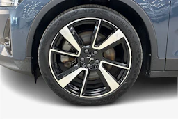sininen Polestar 2 2022 kuva 9.