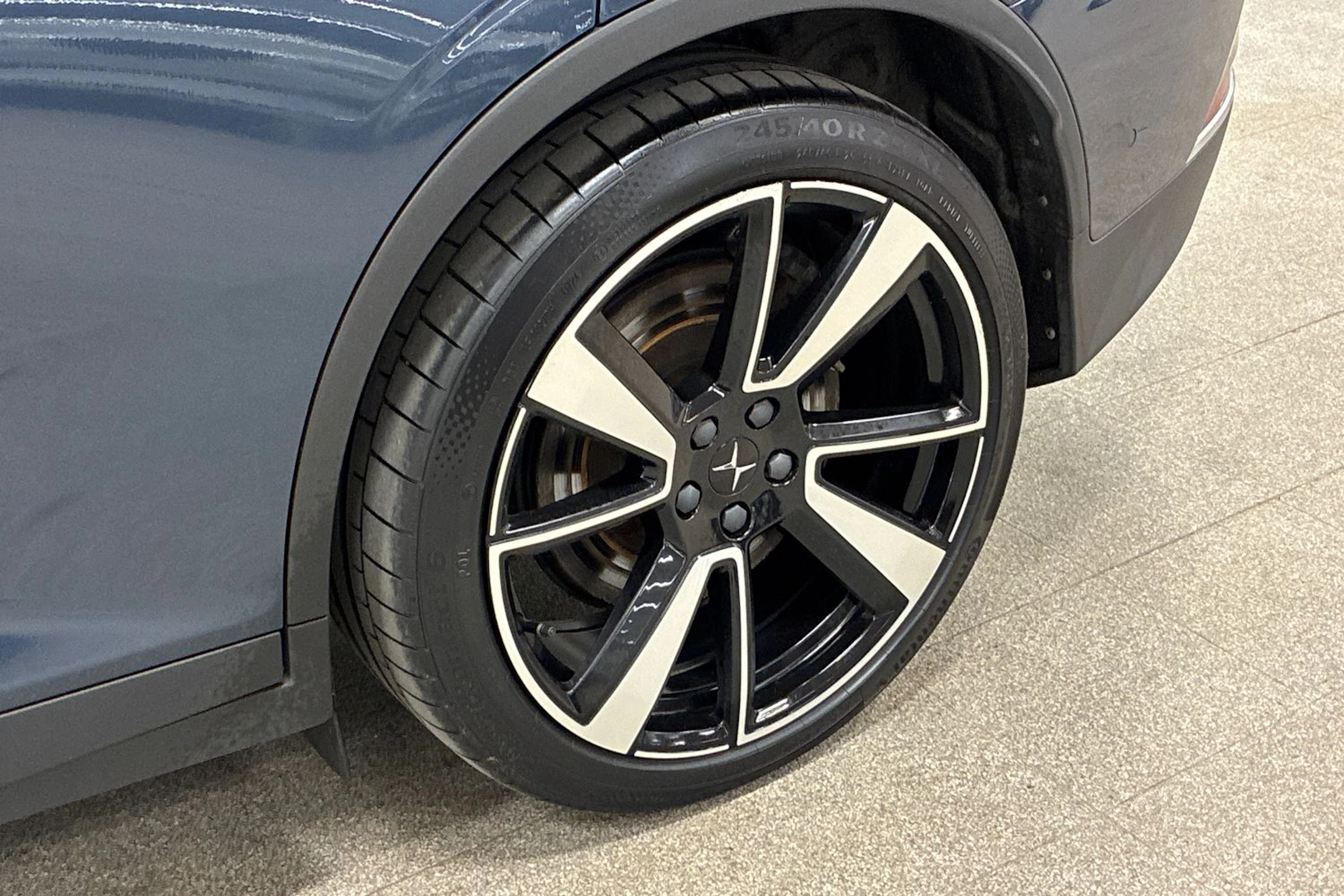 sininen Polestar 2 2022 kuva 10.