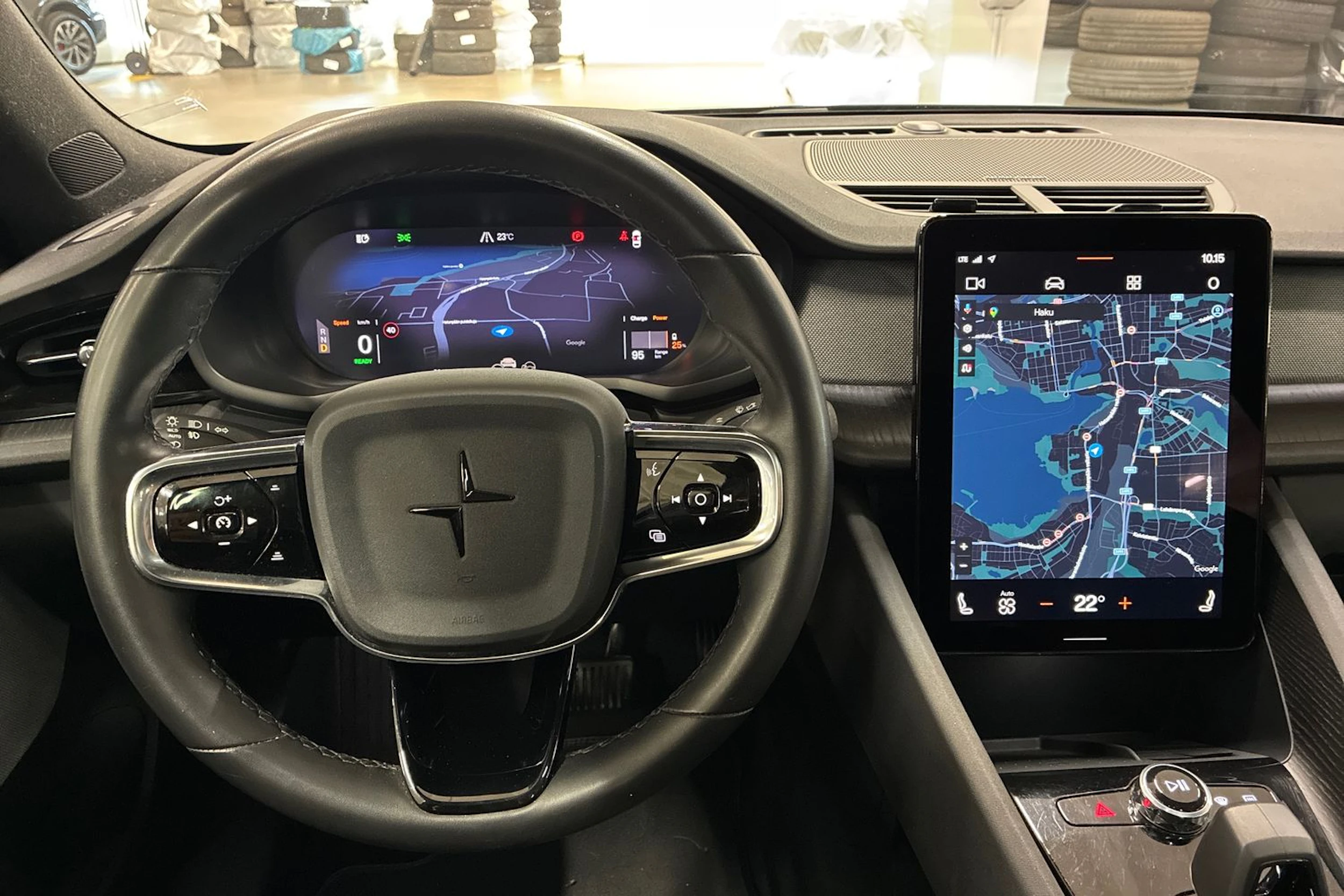 sininen Polestar 2 2022 kuva 11.