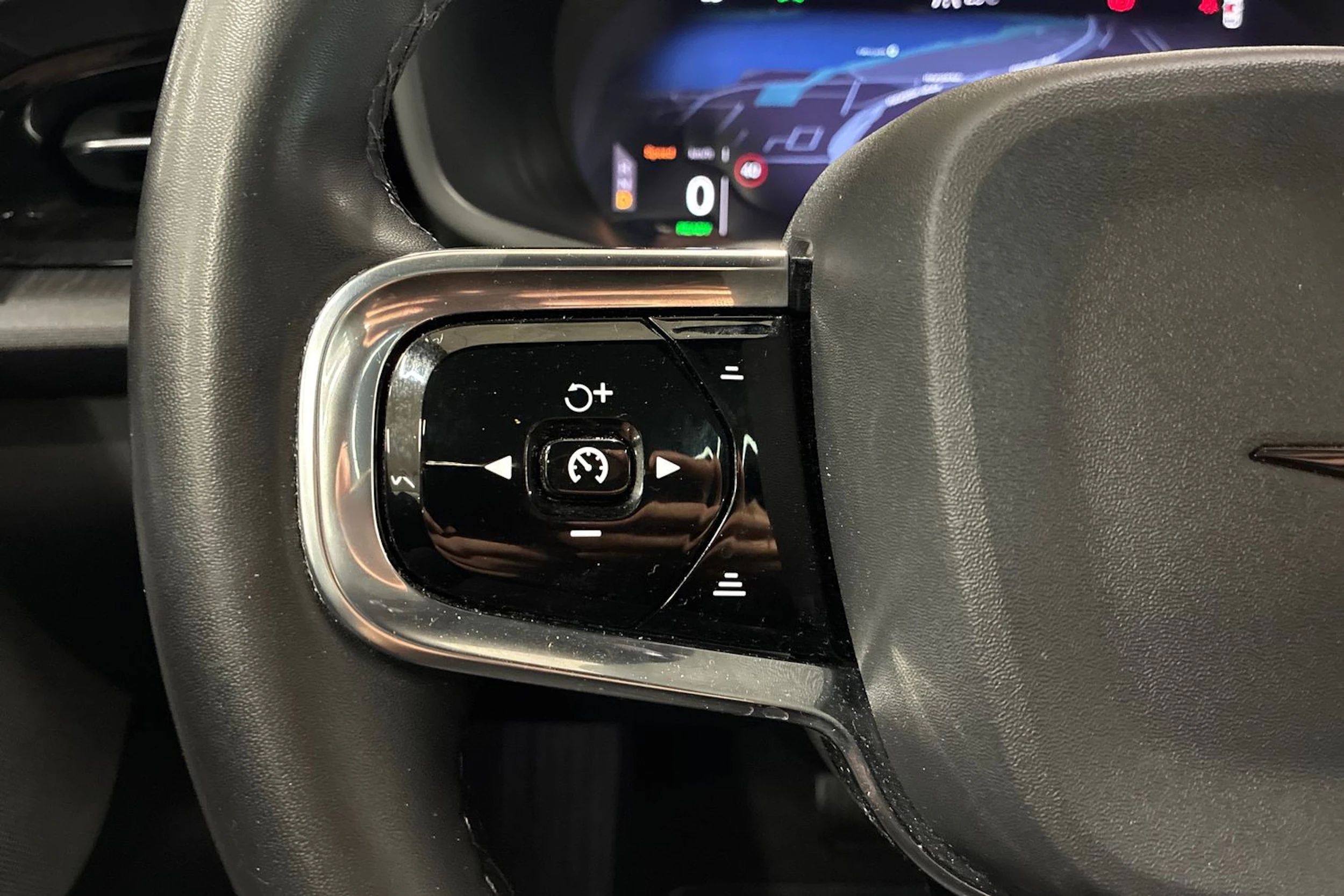 sininen Polestar 2 2022 kuva 13.
