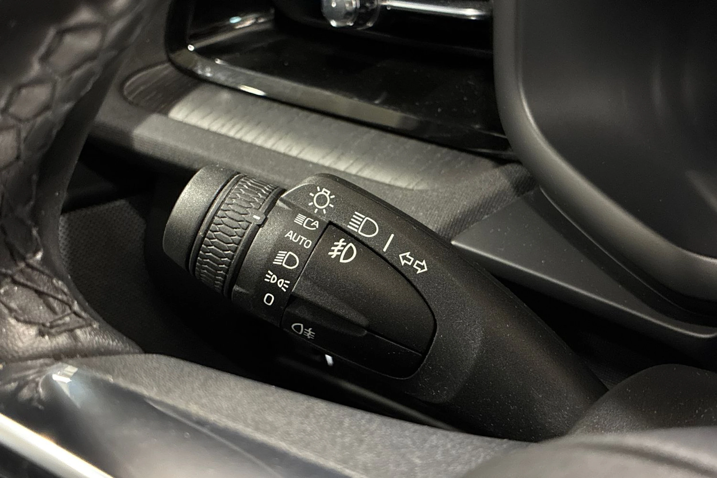 sininen Polestar 2 2022 kuva 15.