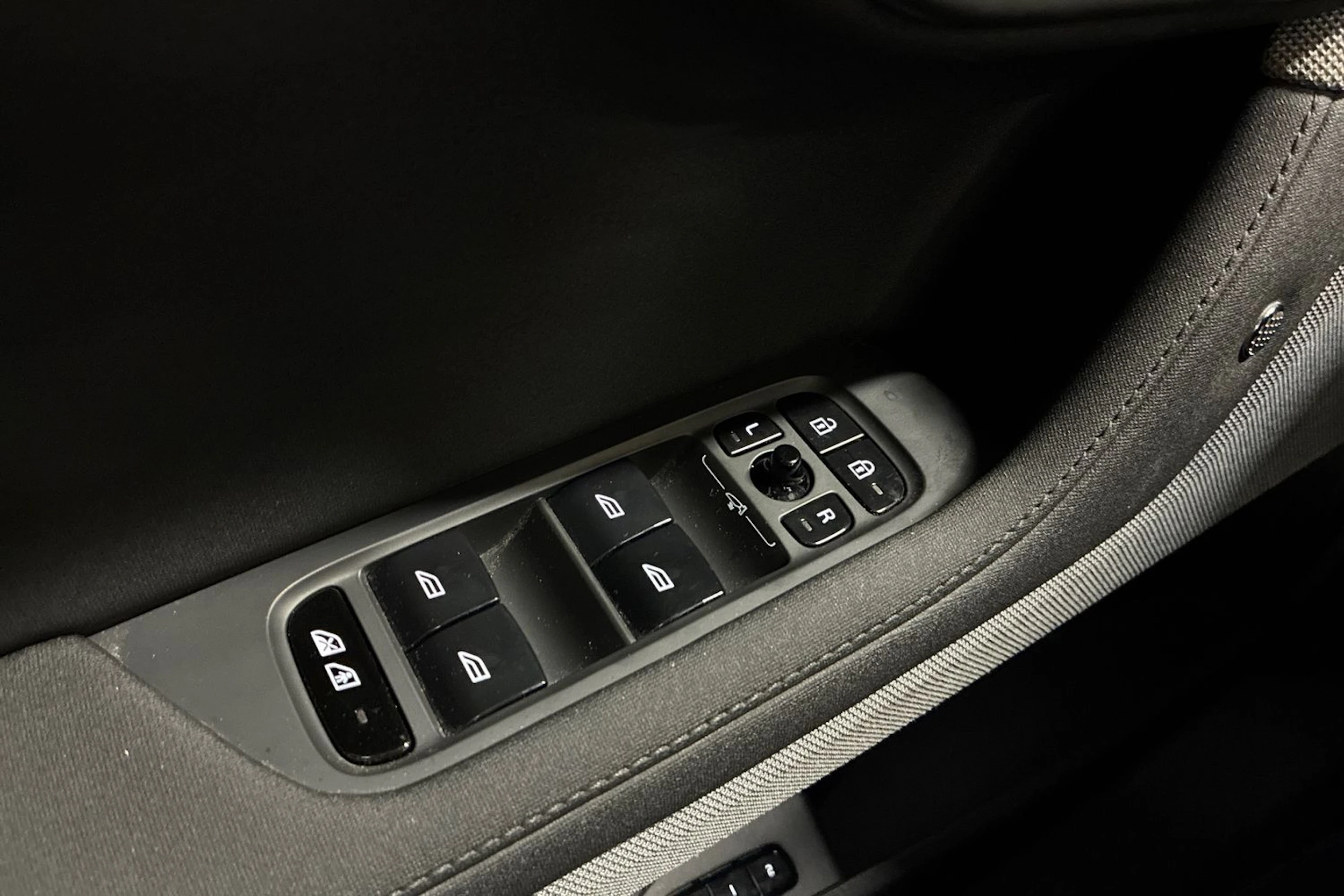 sininen Polestar 2 2022 kuva 17.