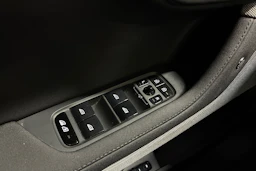 sininen Polestar 2 2022 kuva 17.