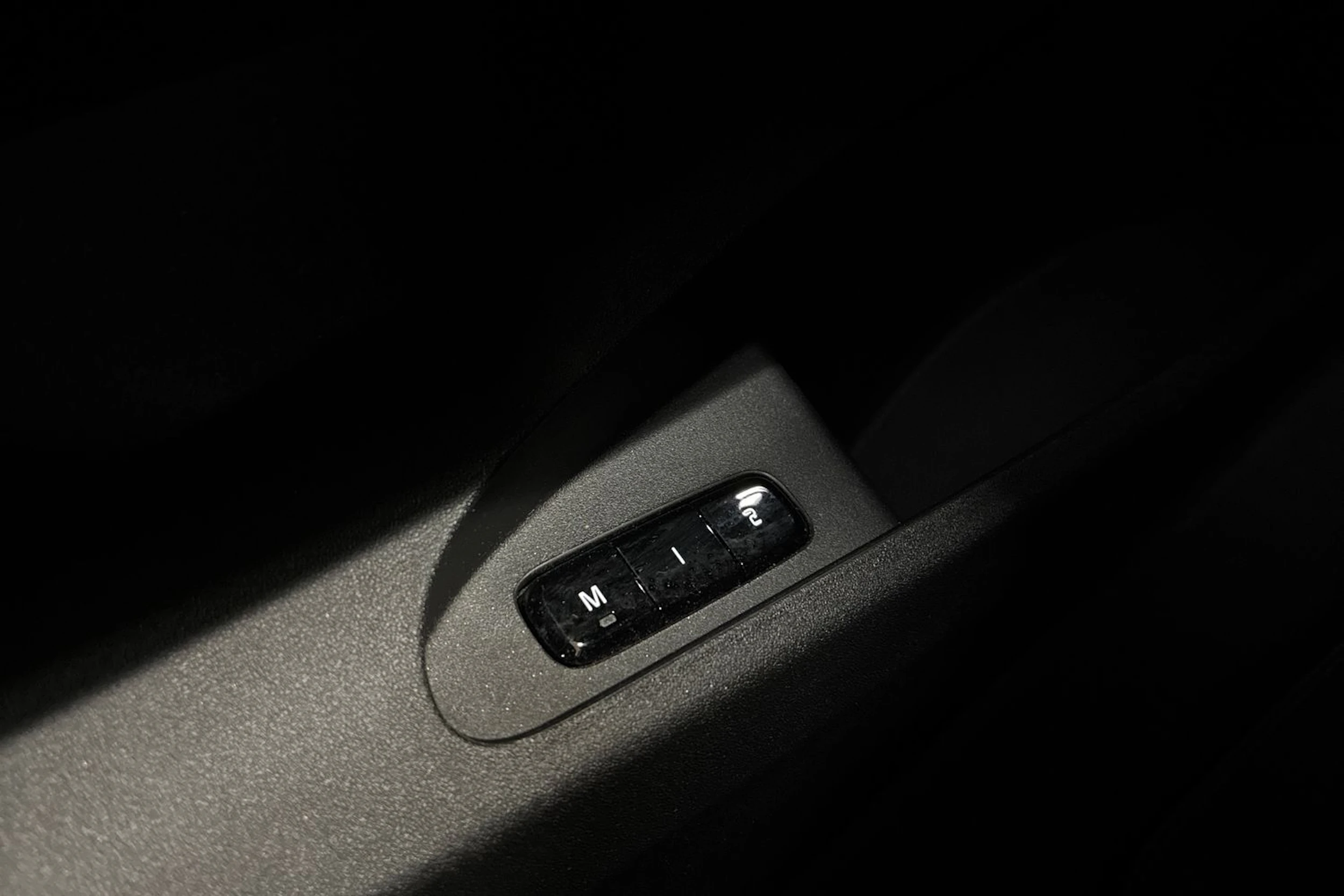 sininen Polestar 2 2022 kuva 18.
