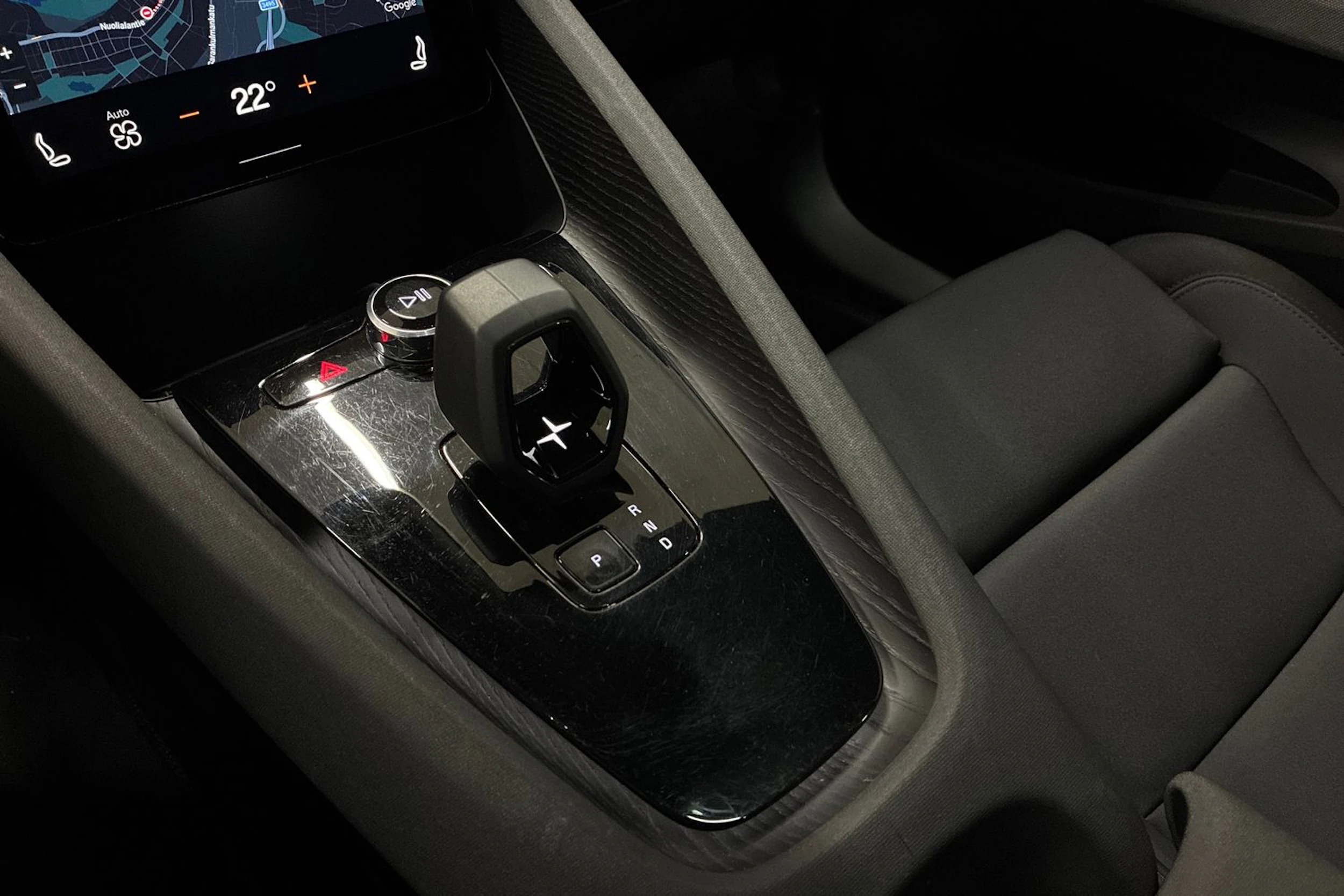 sininen Polestar 2 2022 kuva 19.