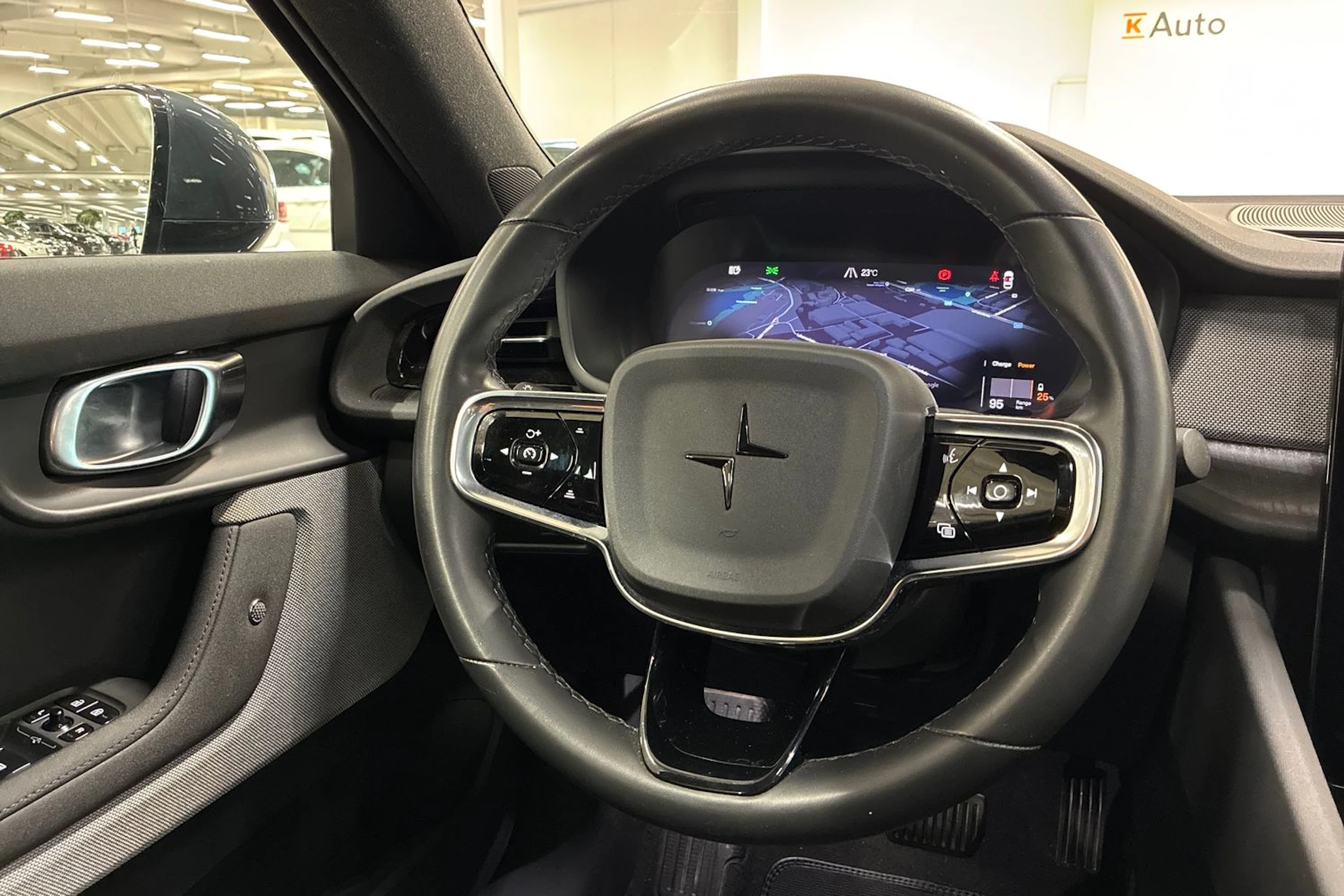 sininen Polestar 2 2022 kuva 27.