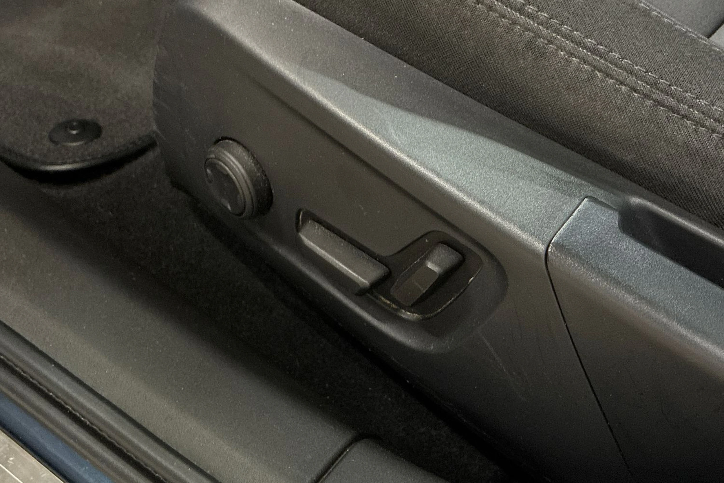 sininen Polestar 2 2022 kuva 30.