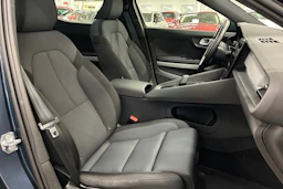 sininen Polestar 2 2022 kuva 35.