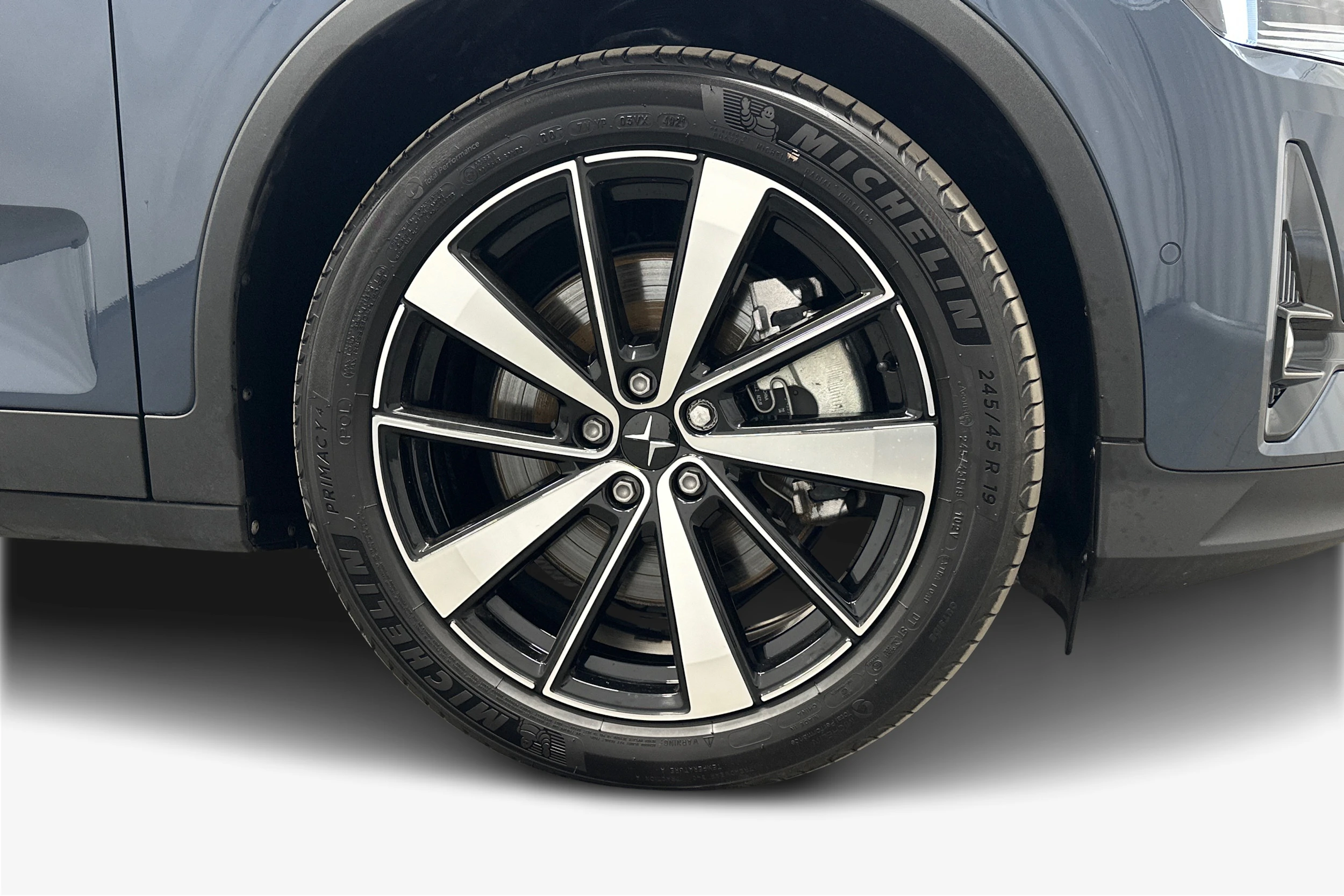 sininen Polestar 2 2022 kuva 9.